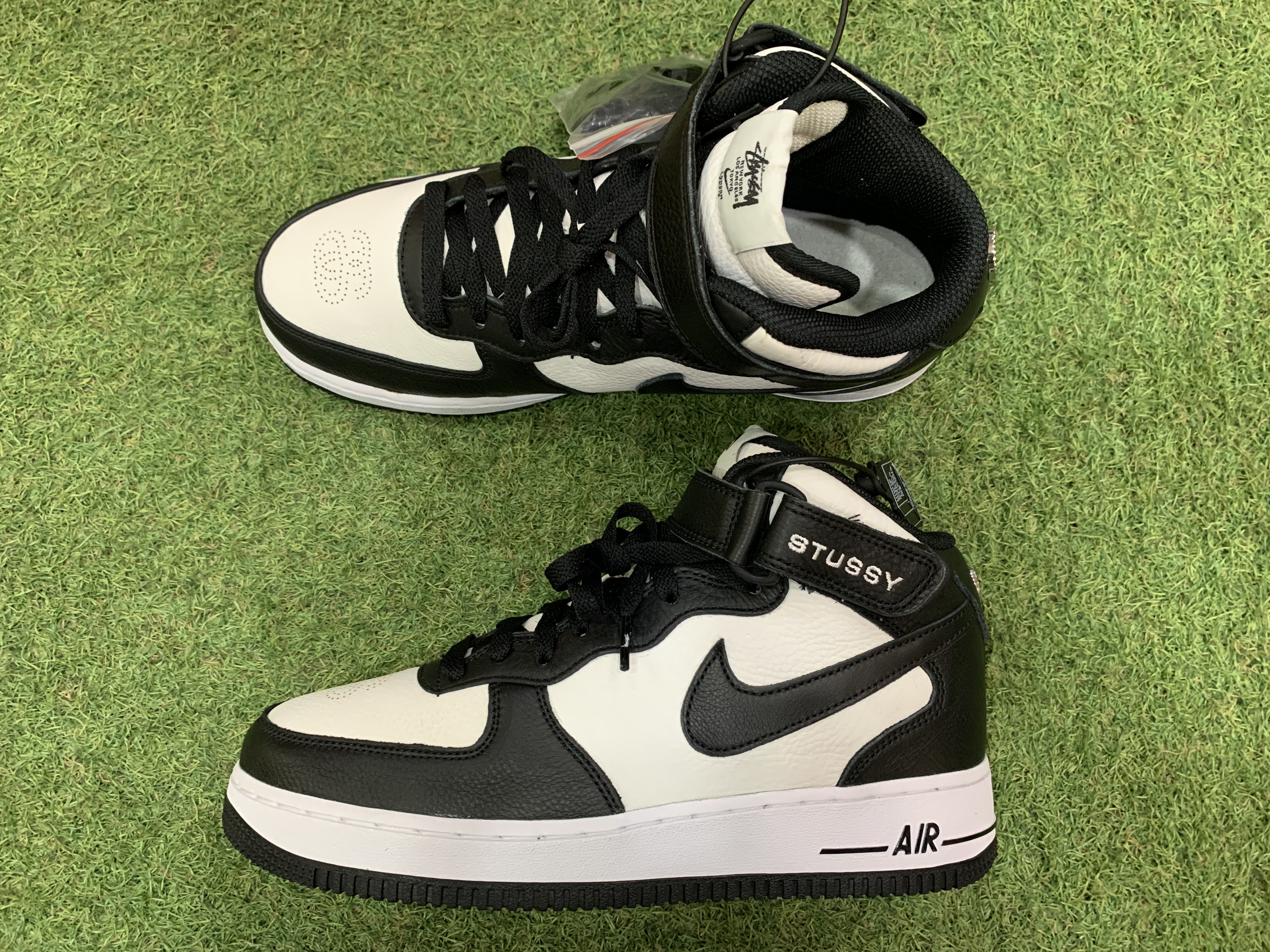 Nike x Stussy Air Force 1 '07 Mid SP Black and Light Bone 착용 스타일 - 2