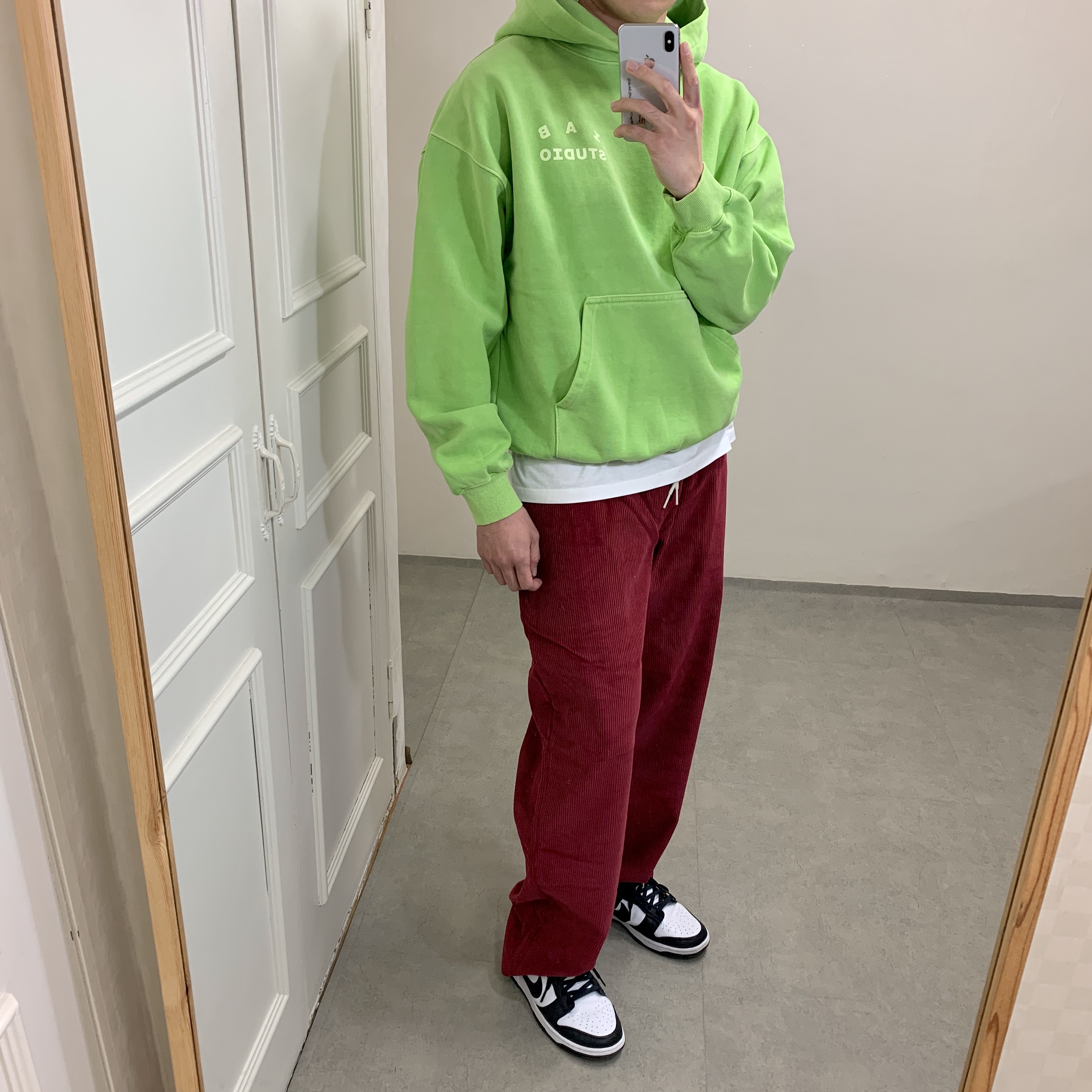 IAB Studio Pigment Hoodie & Sack Apple Green, Nike Dunk Low Retro Black 착용 스타일 - 1