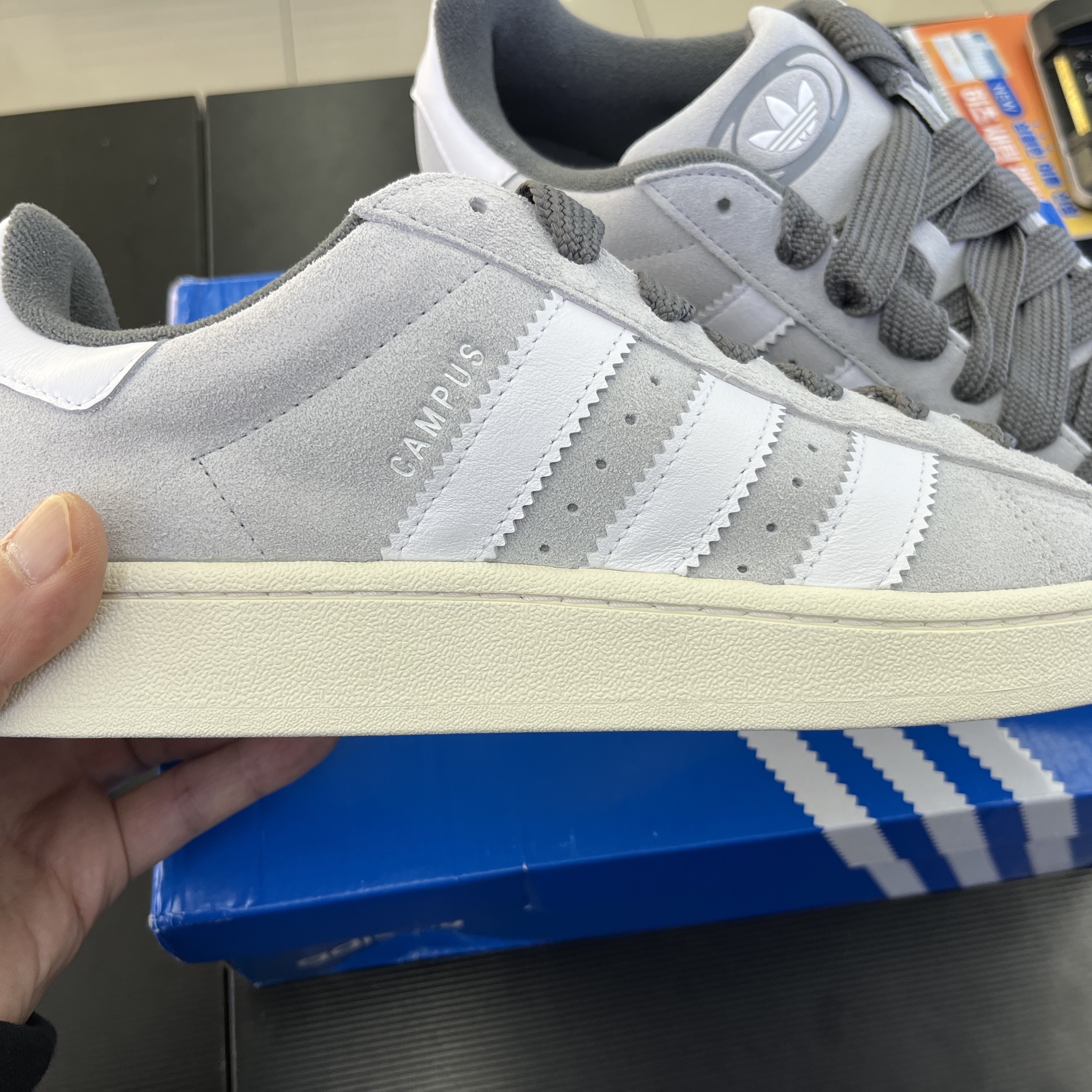 Adidas Campus 00s Grey One 착용 스타일 - 2