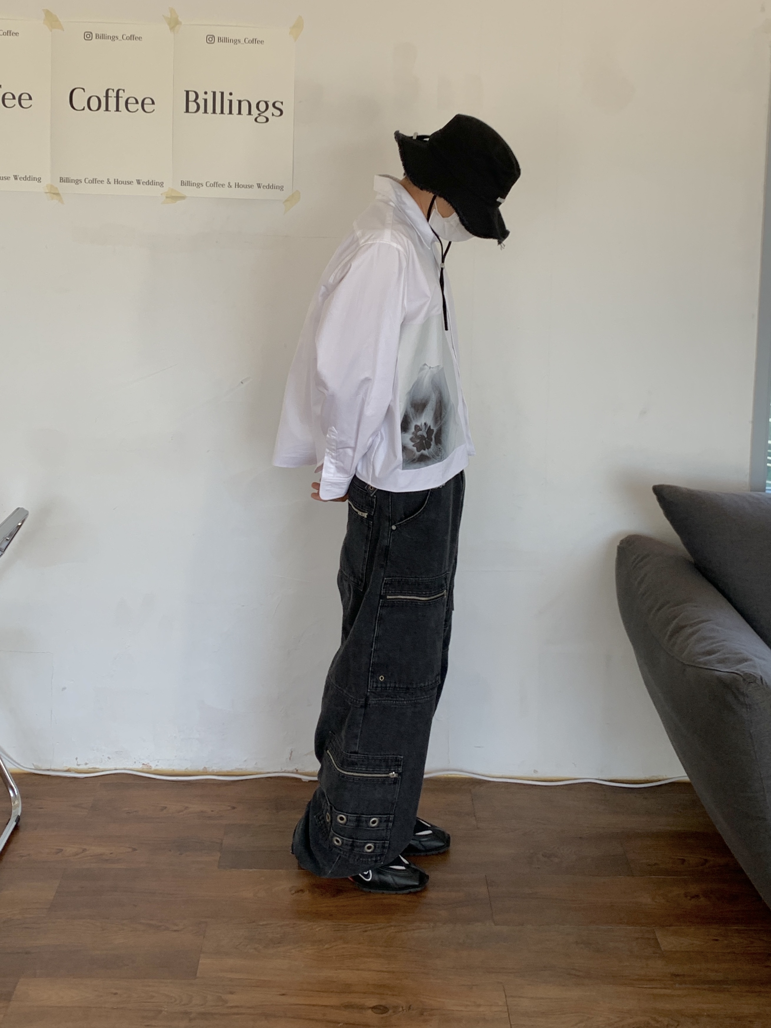 Jacquemus Le Bob Artichaut Bucket Hat Black, Nike x Martine Rose Shox MR4 Black 착용 스타일 - 1
