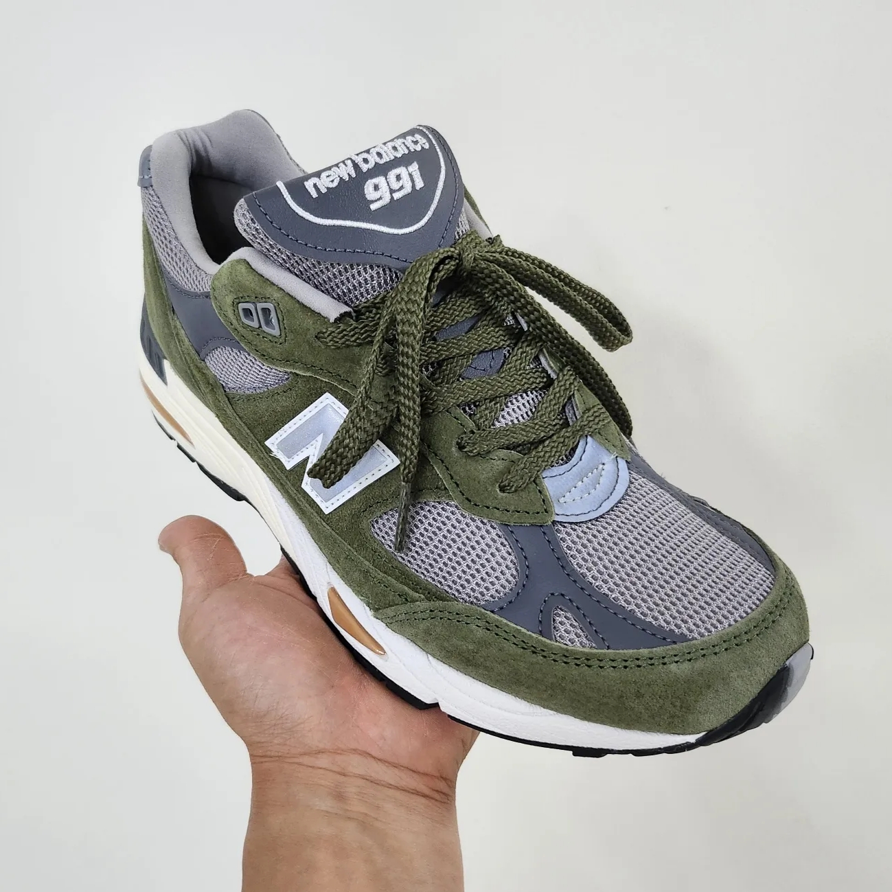New Balance 991 Made in UK Green Grey 착용 스타일 - 3