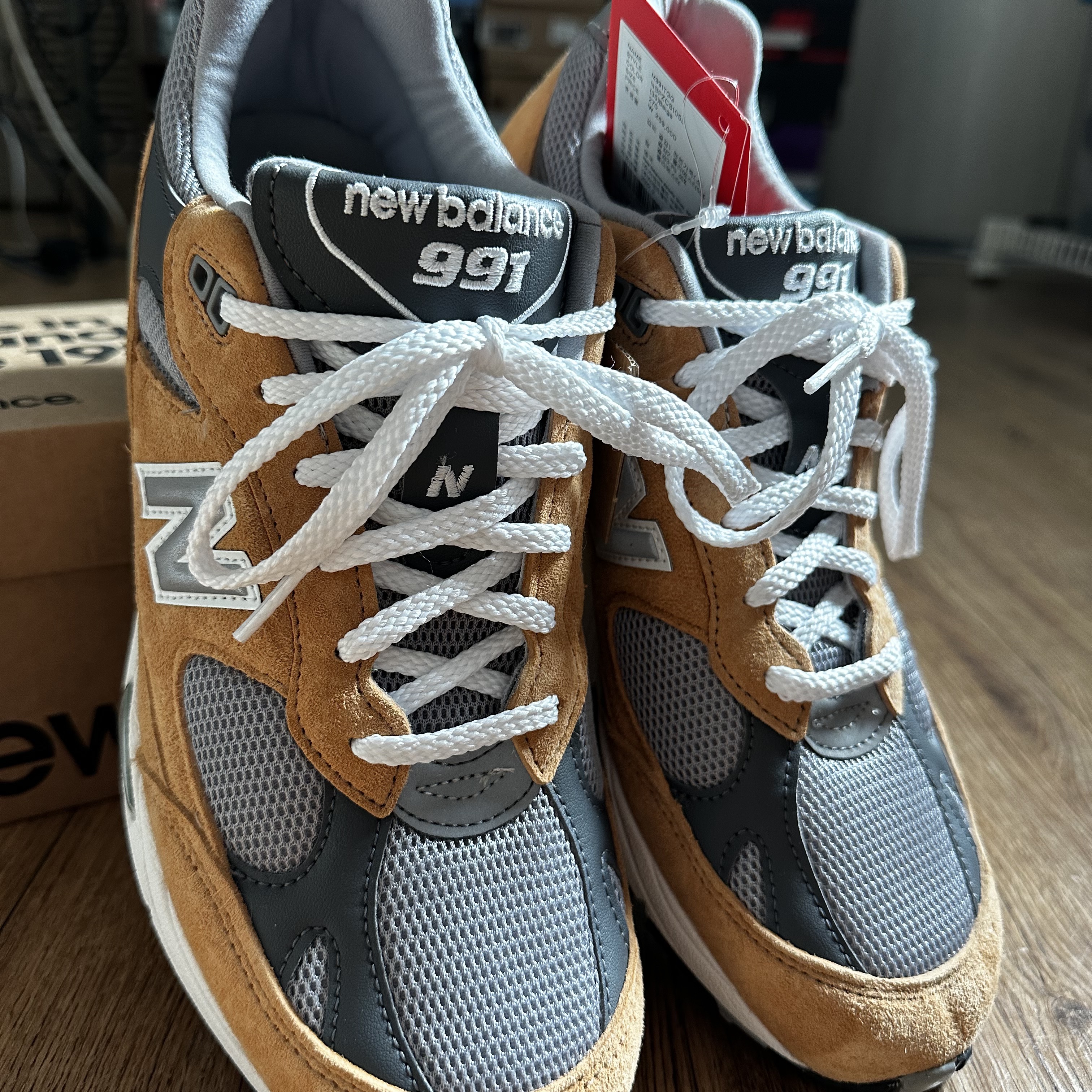 New Balance 991 Made in UK Tan Grey 착용 스타일 - 1