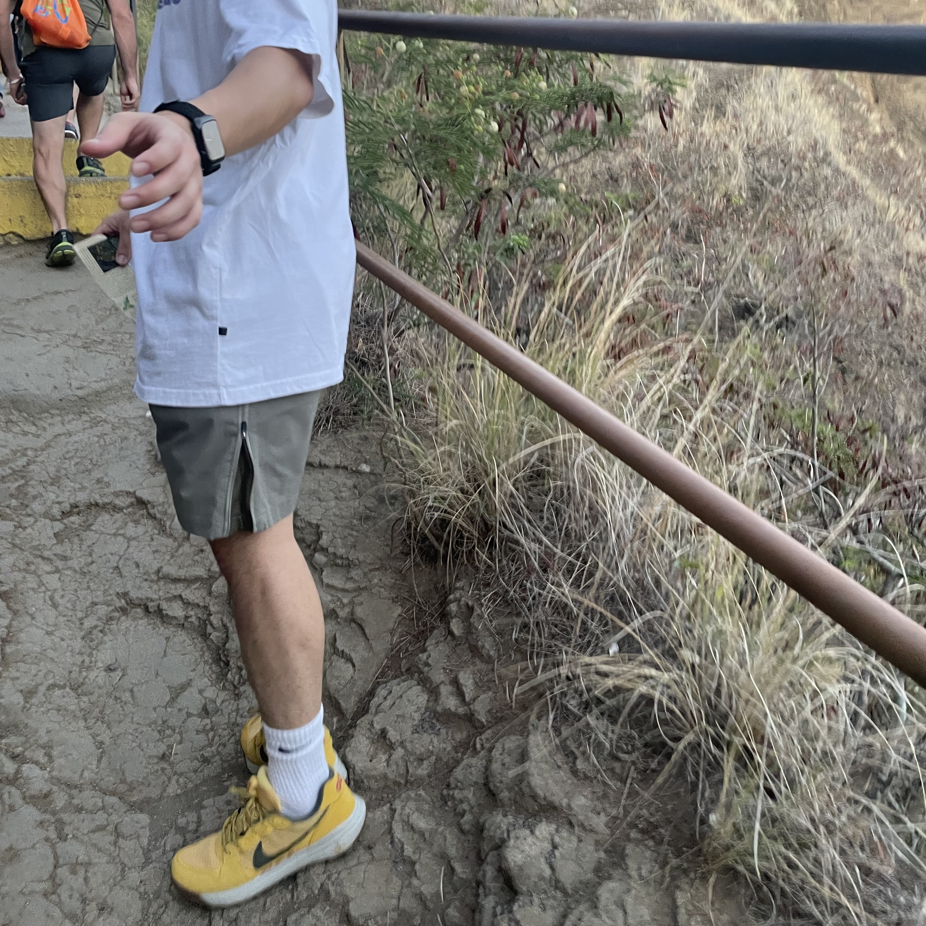 Nike ACG Lowcate Solar Flare 착용 스타일