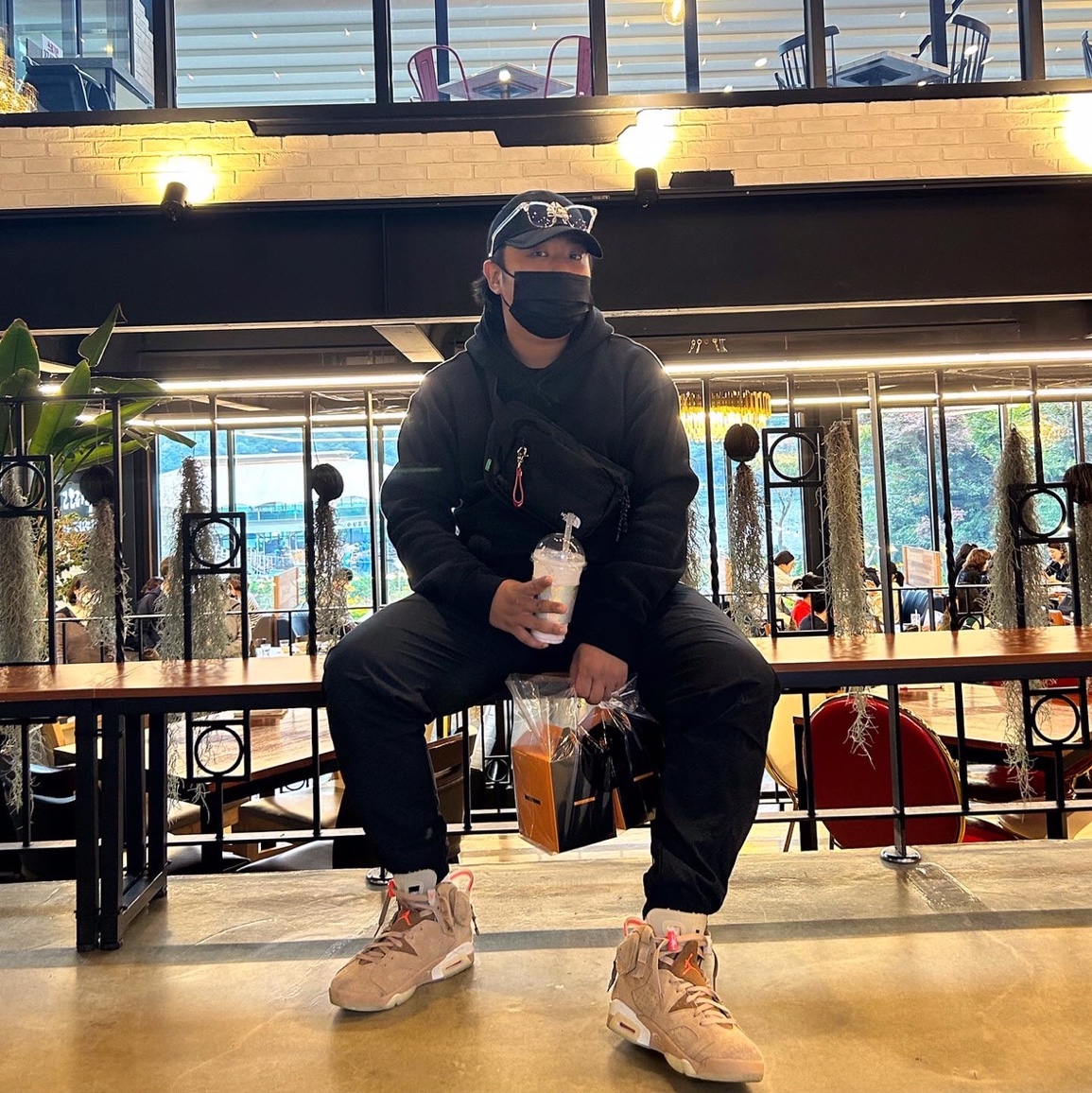 Jordan 6 x Travis Scott Retro SP British Khaki, Supreme x Nike ACG Denim 6-Panel Black - 22FW 착용 스타일 - 1