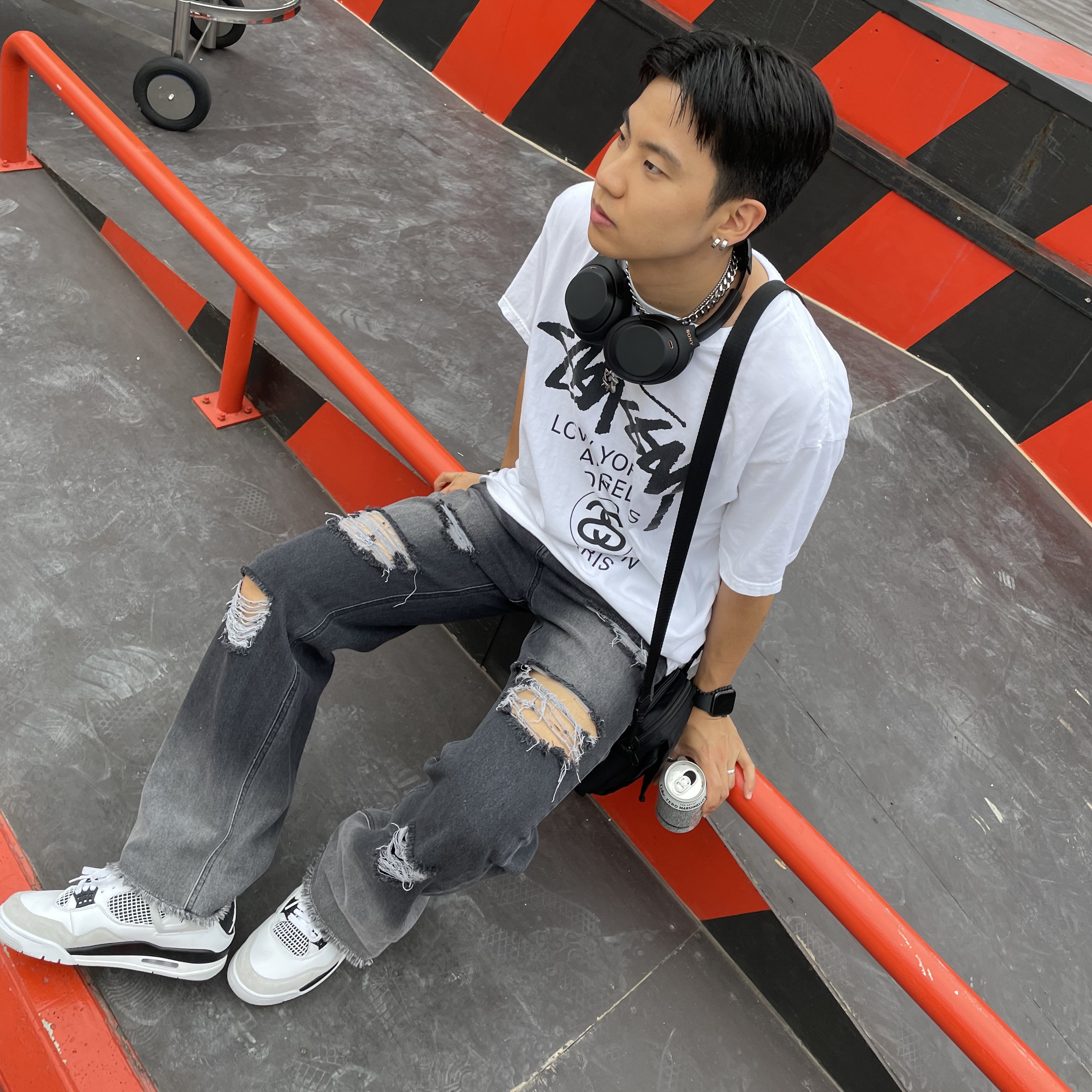 Jordan 4 Retro White and Black, Stussy World Tour T-Shirt White 착용 스타일