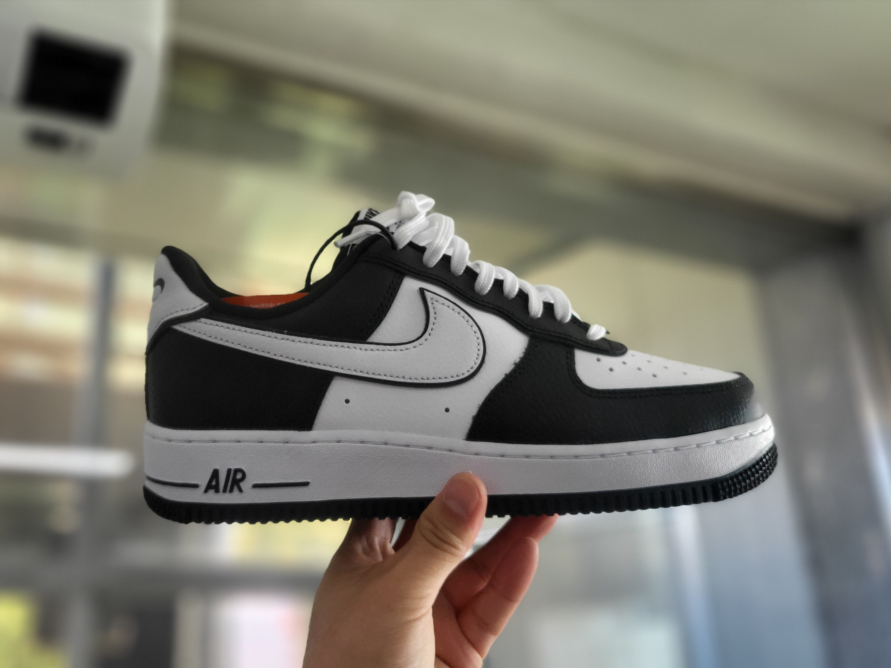 Nike Air Force 1 '07 LV8 White Black 착용 스타일