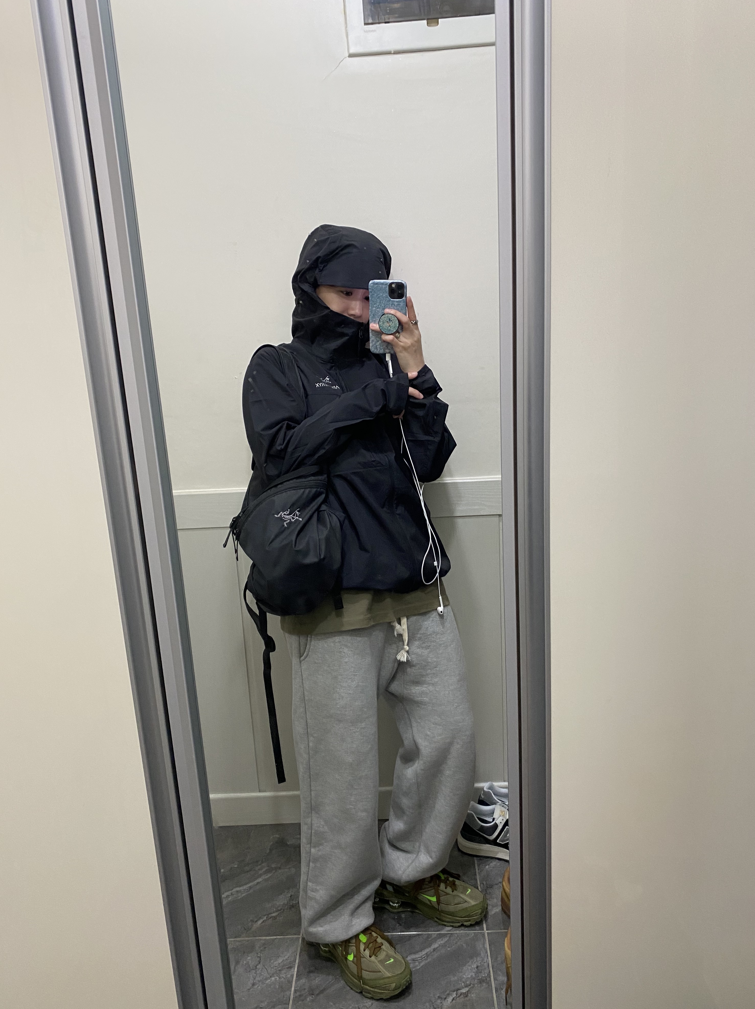 Nike x Supreme Shox Ride 2 SP Neutral Olive, Arc'teryx Squamish Hoody Black 착용 스타일