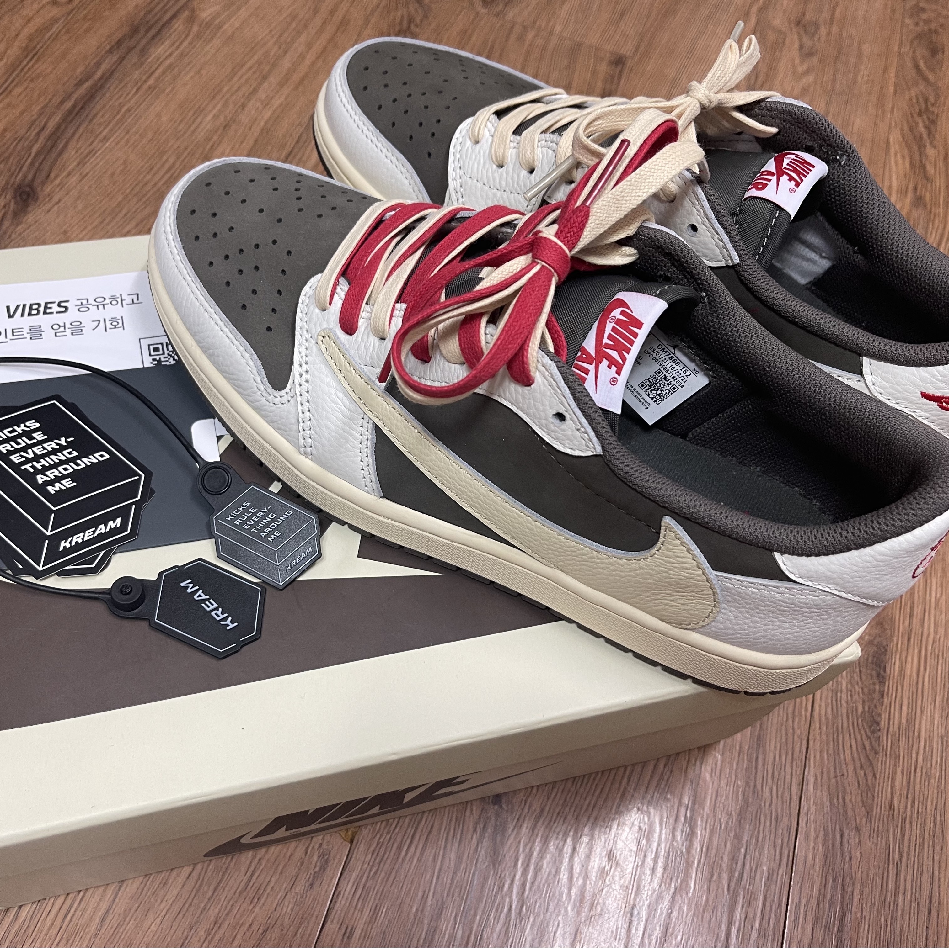 Jordan 1 x Travis Scott Retro Low OG SP Sail and Ridgerock 착용 스타일
