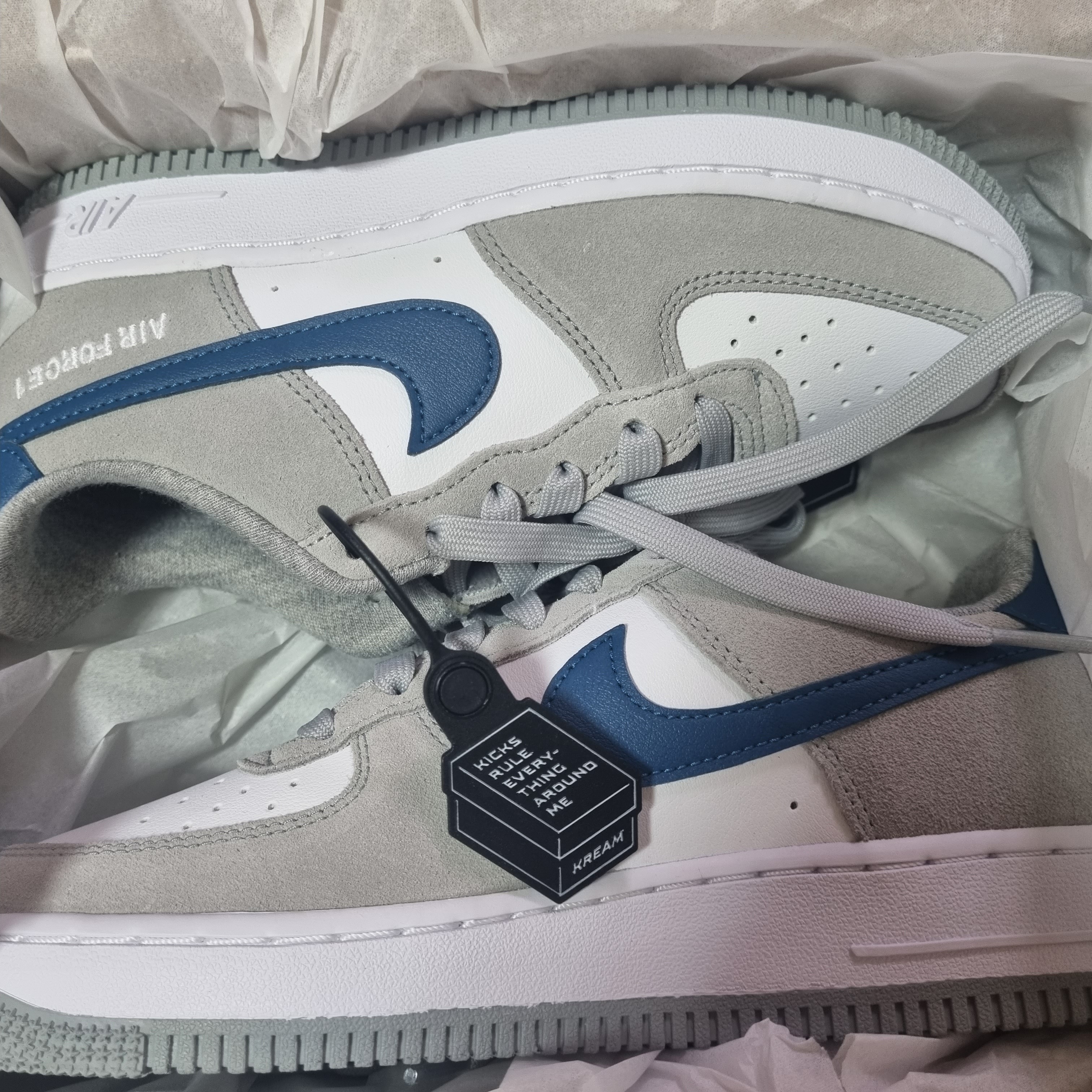 (GS) Nike Air Force 1 LV8 Athletic Club Light Smoke Grey Marina 착용 스타일