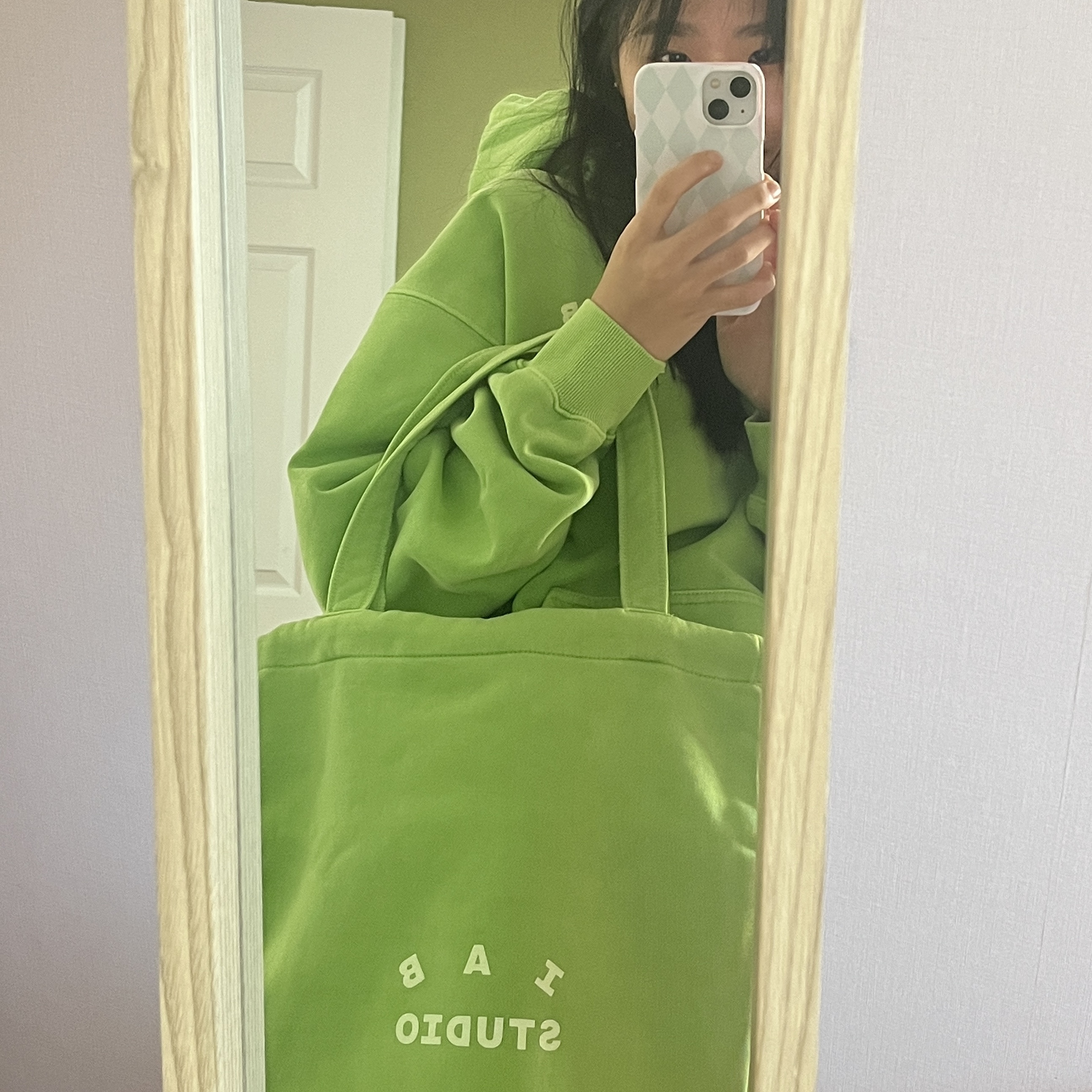 IAB Studio Pigment Hoodie & Sack Apple Green 착용 스타일 - 2