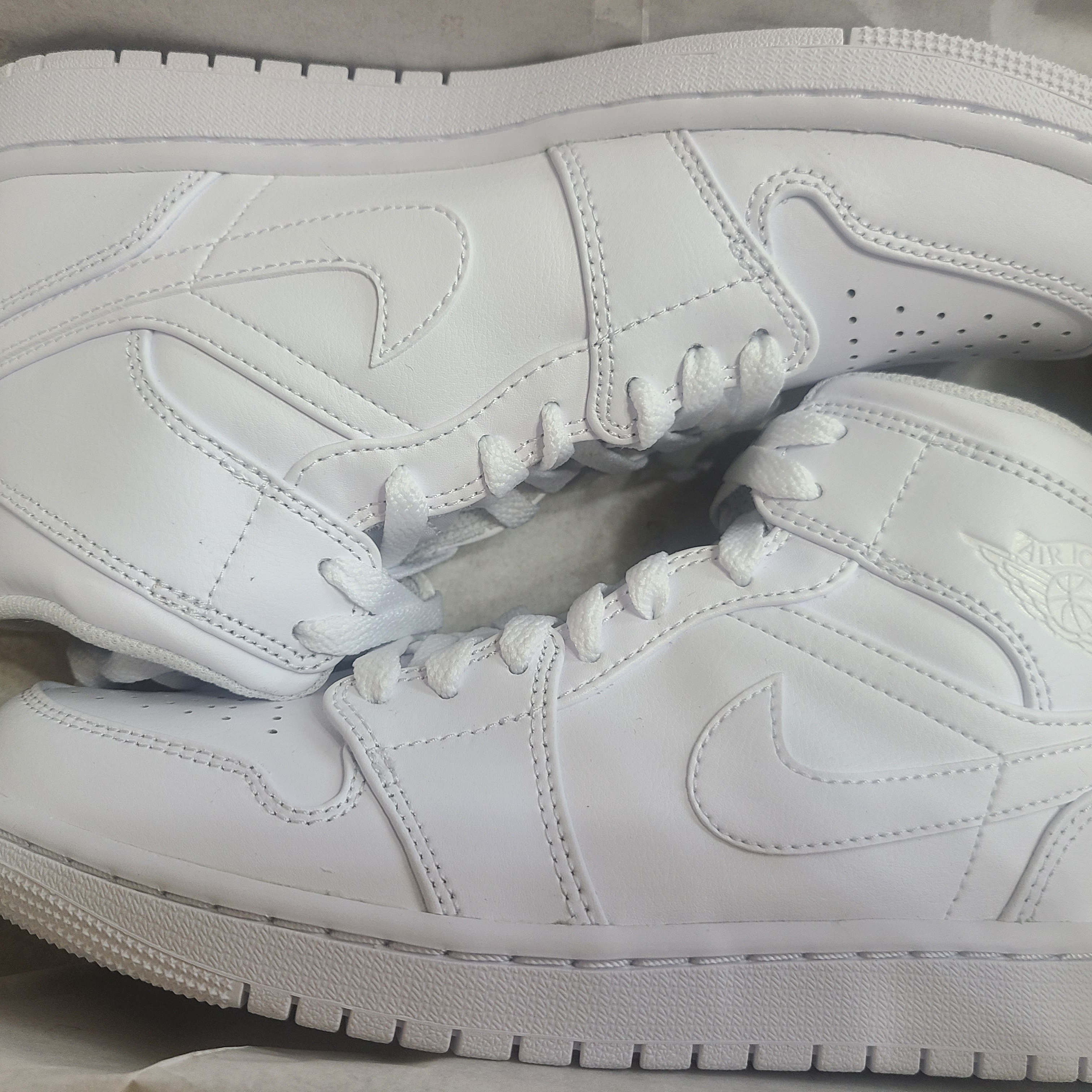 Jordan 1 Mid Triple White 2022 착용 스타일 - 1