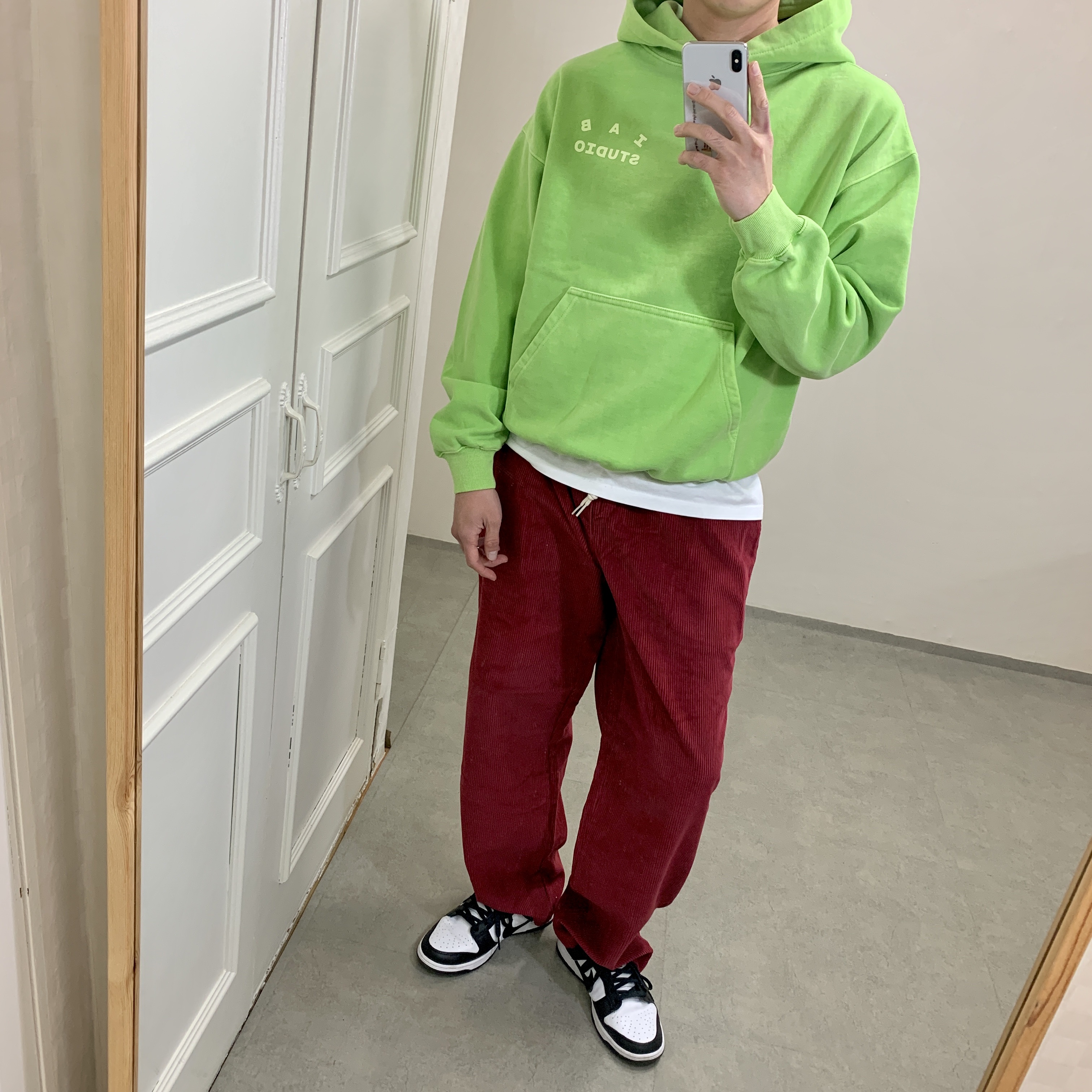 IAB Studio Pigment Hoodie & Sack Apple Green, Nike Dunk Low Retro Black 착용 스타일 - 2