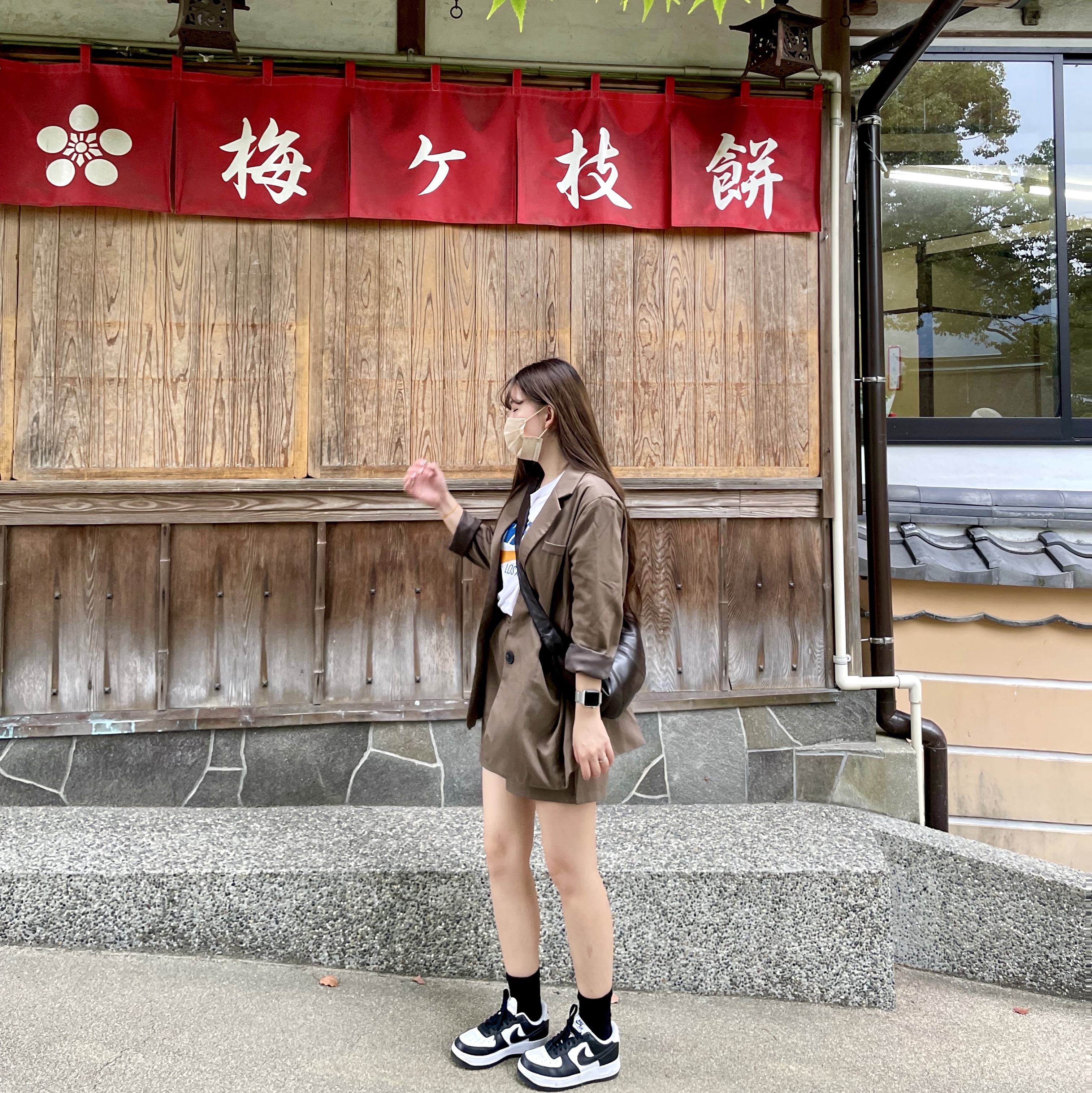 Nike NSW Los Angels Futura T-Shirt White, Lemaire Small Croissant Bag Soft Nappa Leather Dark Chocolate 착용 스타일 - 2