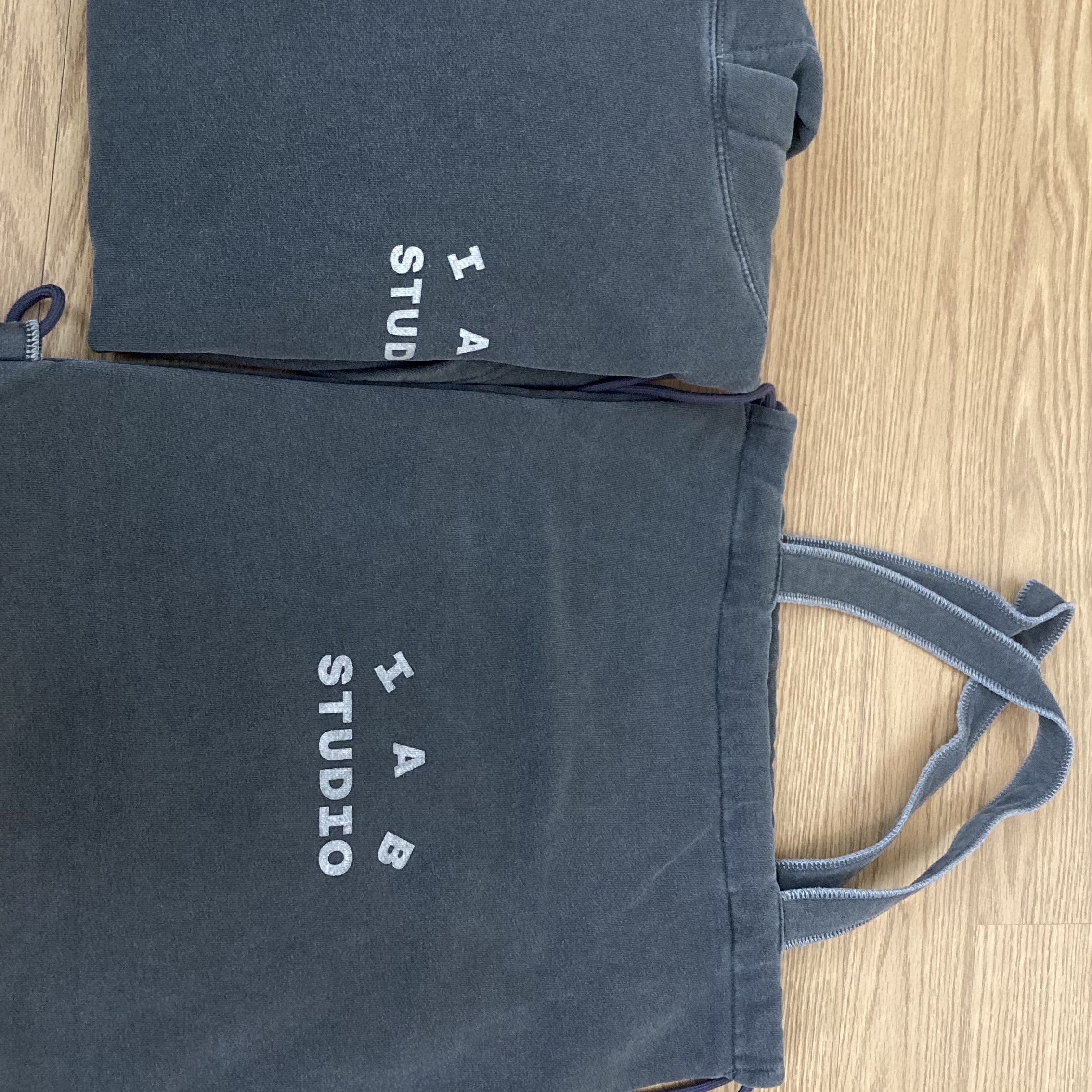 IAB Studio Pigment Hoodie & Sack Black 착용 스타일 - 1