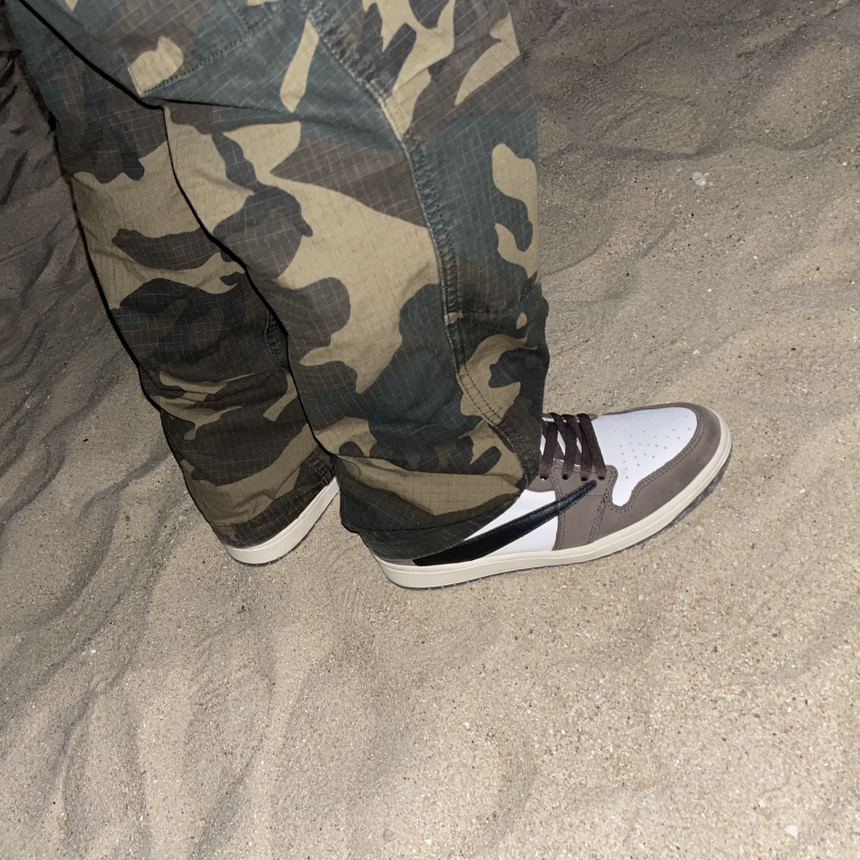 Jordan 1 x Travis Scott Retro High OG SP Mocha 착용 스타일 - 3