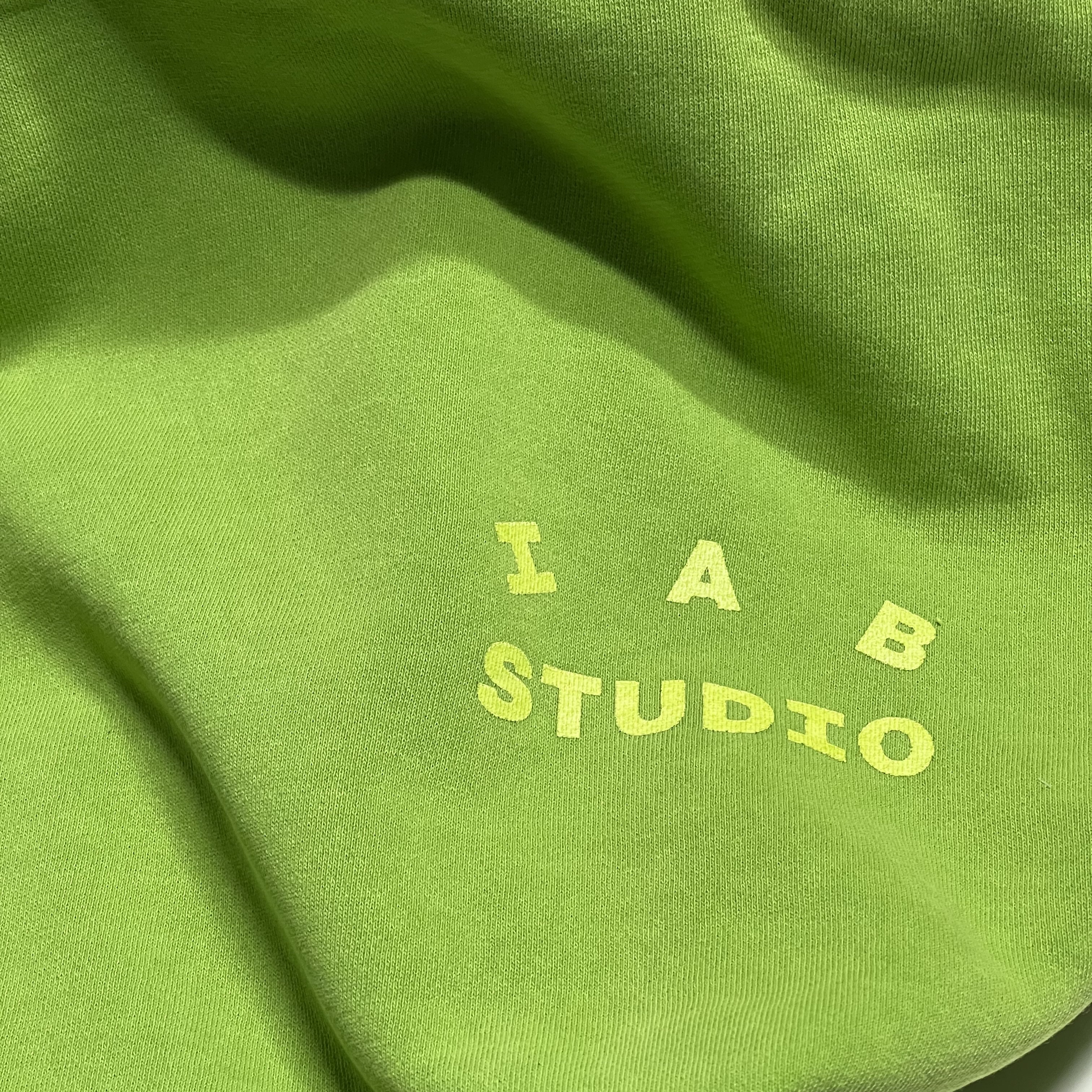 IAB Studio Pigment Hoodie & Sack Apple Green 착용 스타일 - 2