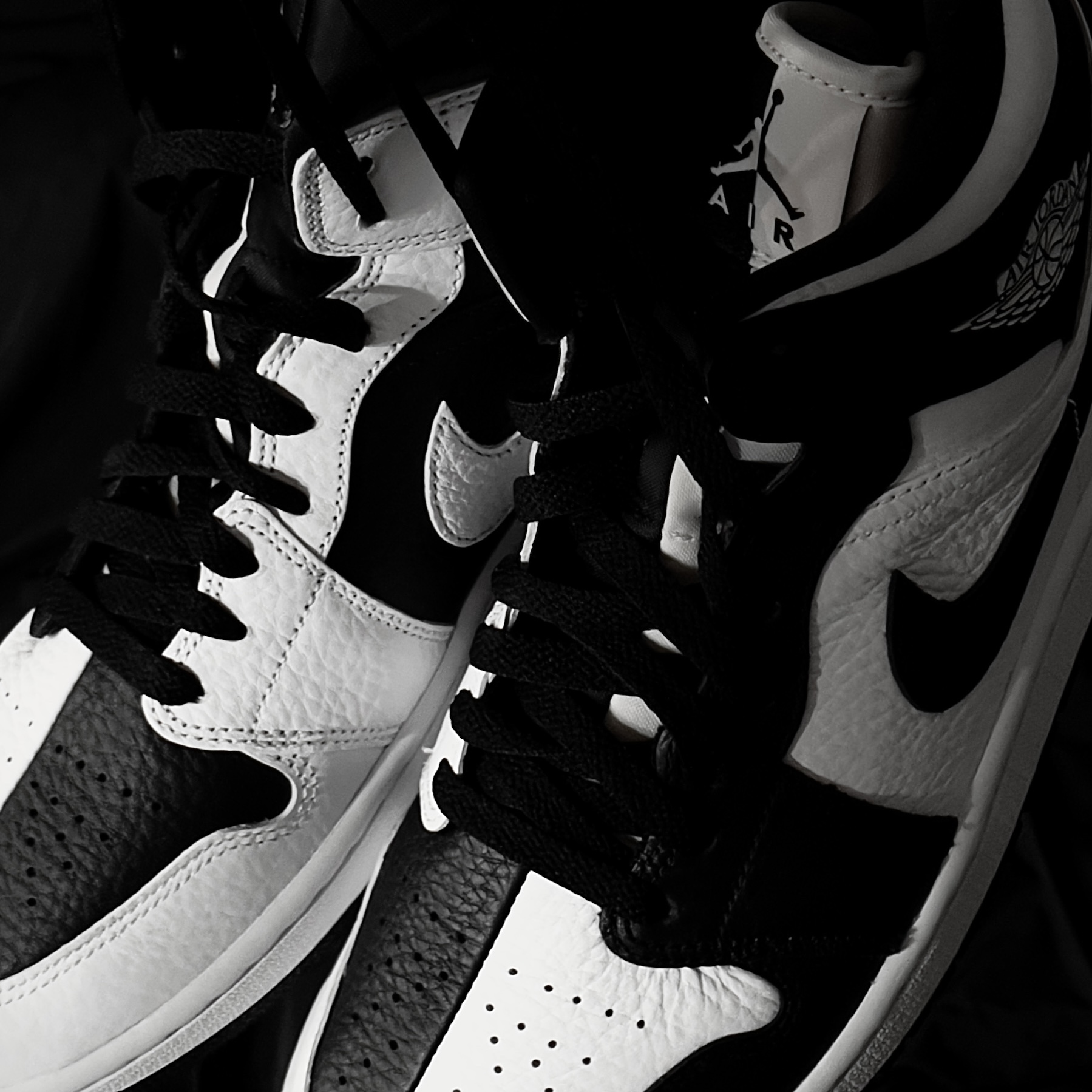 (W) Jordan 1 Mid SE Black White 착용 스타일 - 1