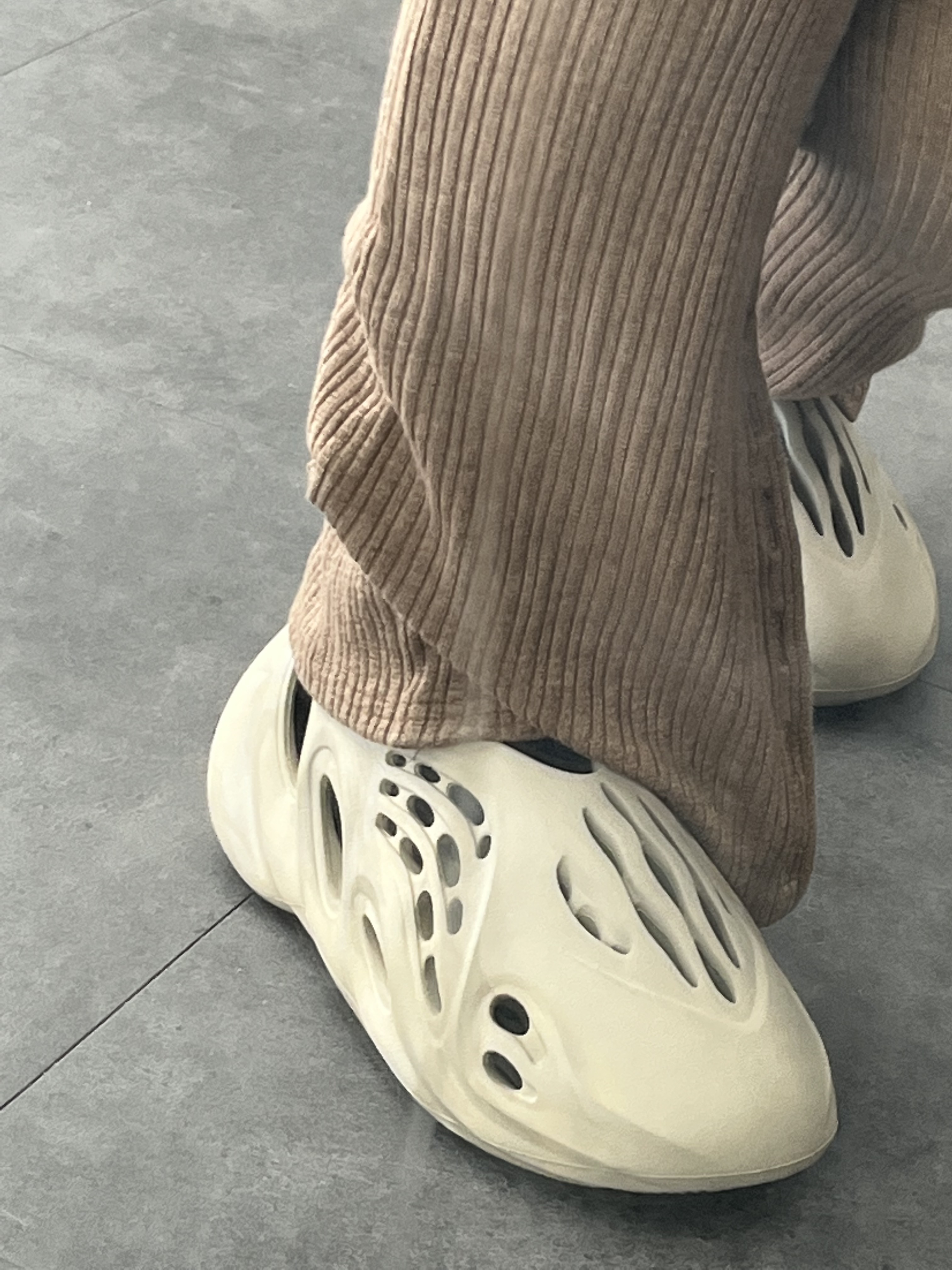 Adidas Yeezy Foam RNNR Stone Sage 착용 스타일 - 3