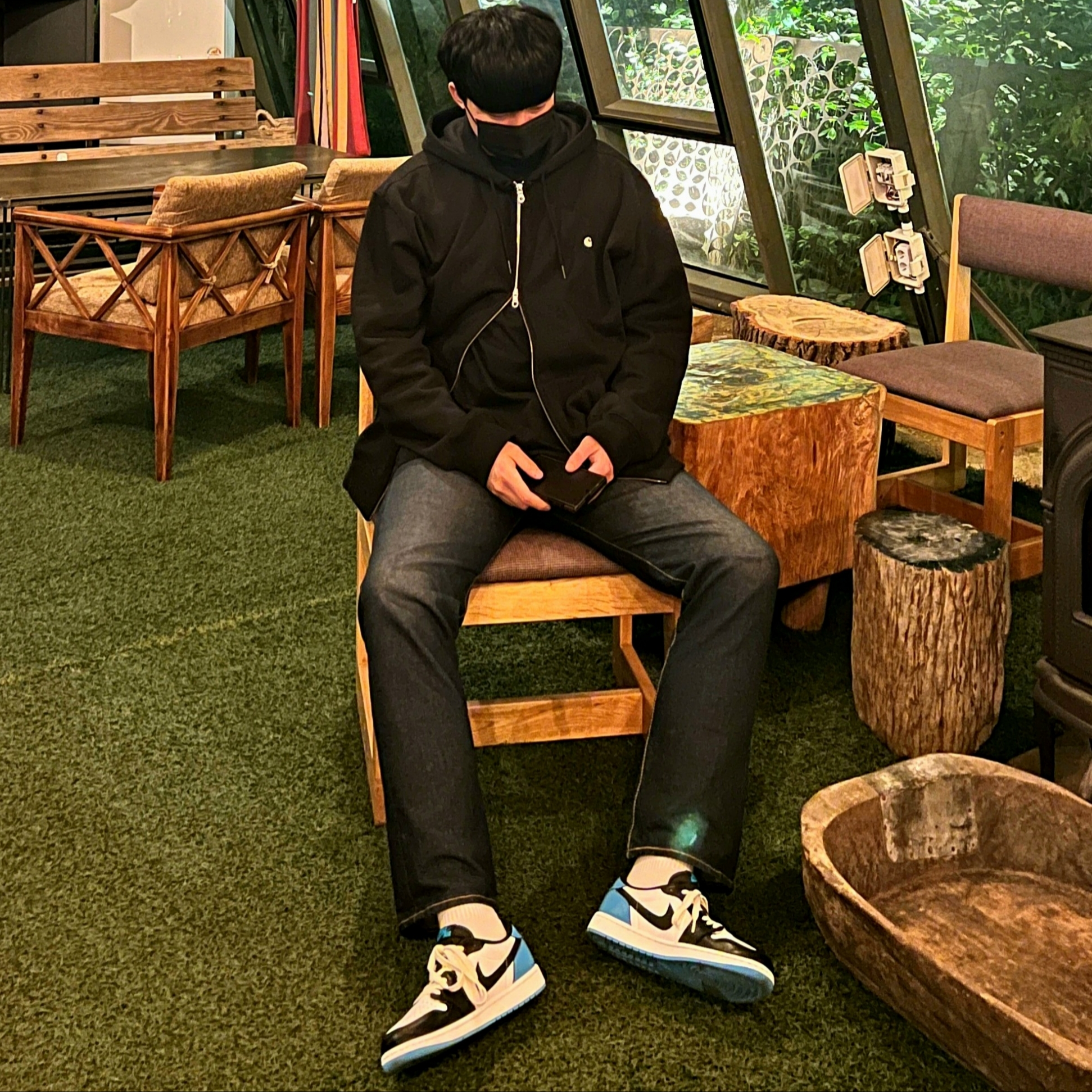 Jordan 1 Retro Low OG Black and Dark Powder Blue 착용 스타일