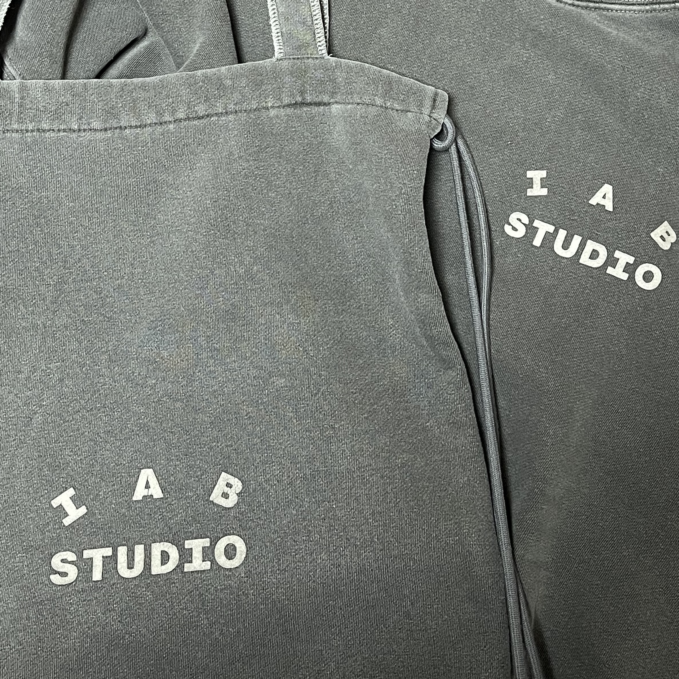IAB Studio Pigment Hoodie & Sack Black 착용 스타일 - 3