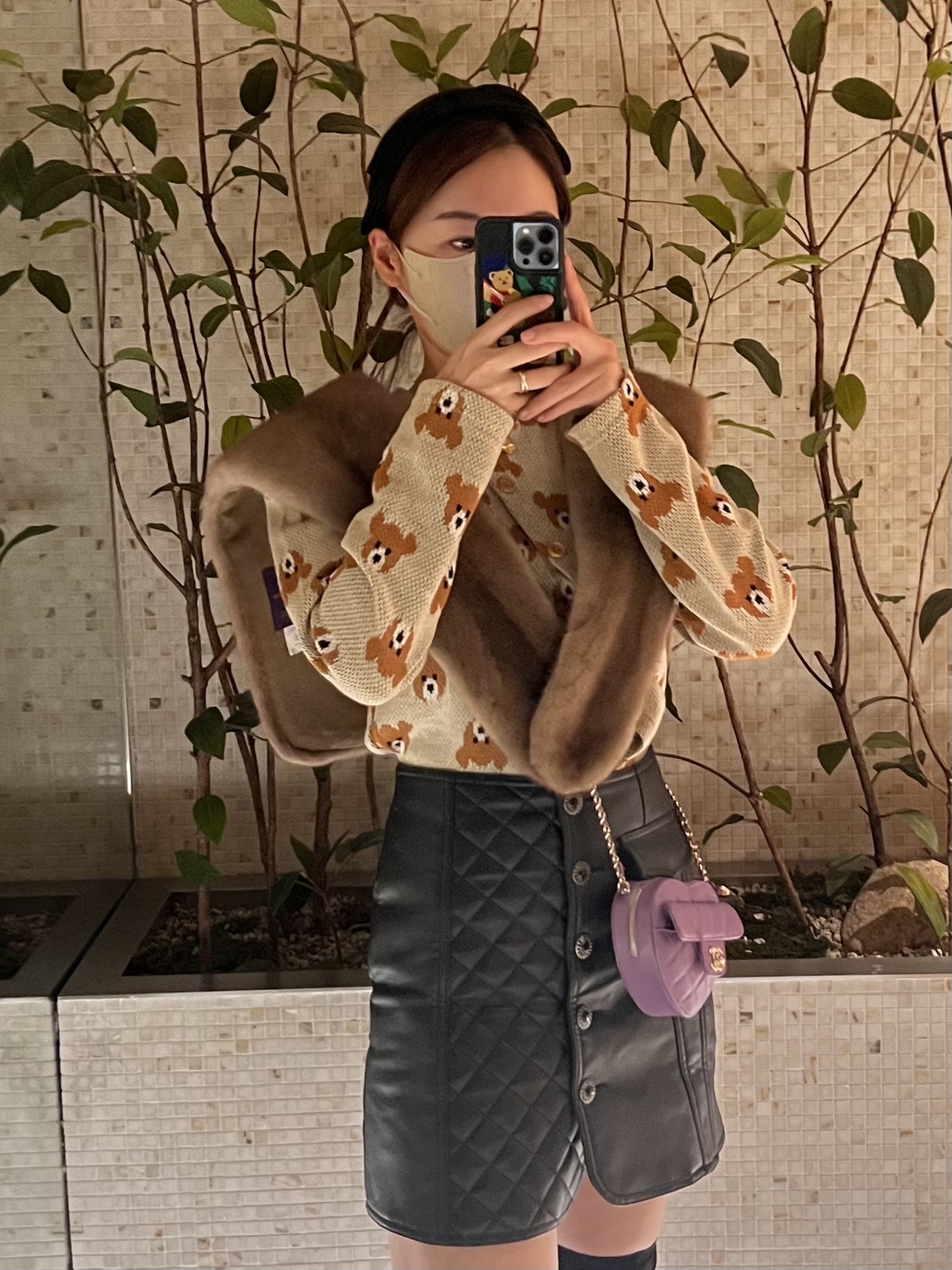 Chanel Heart Clutch with Chain Lambskin & Gold Purple 착용 스타일 - 1