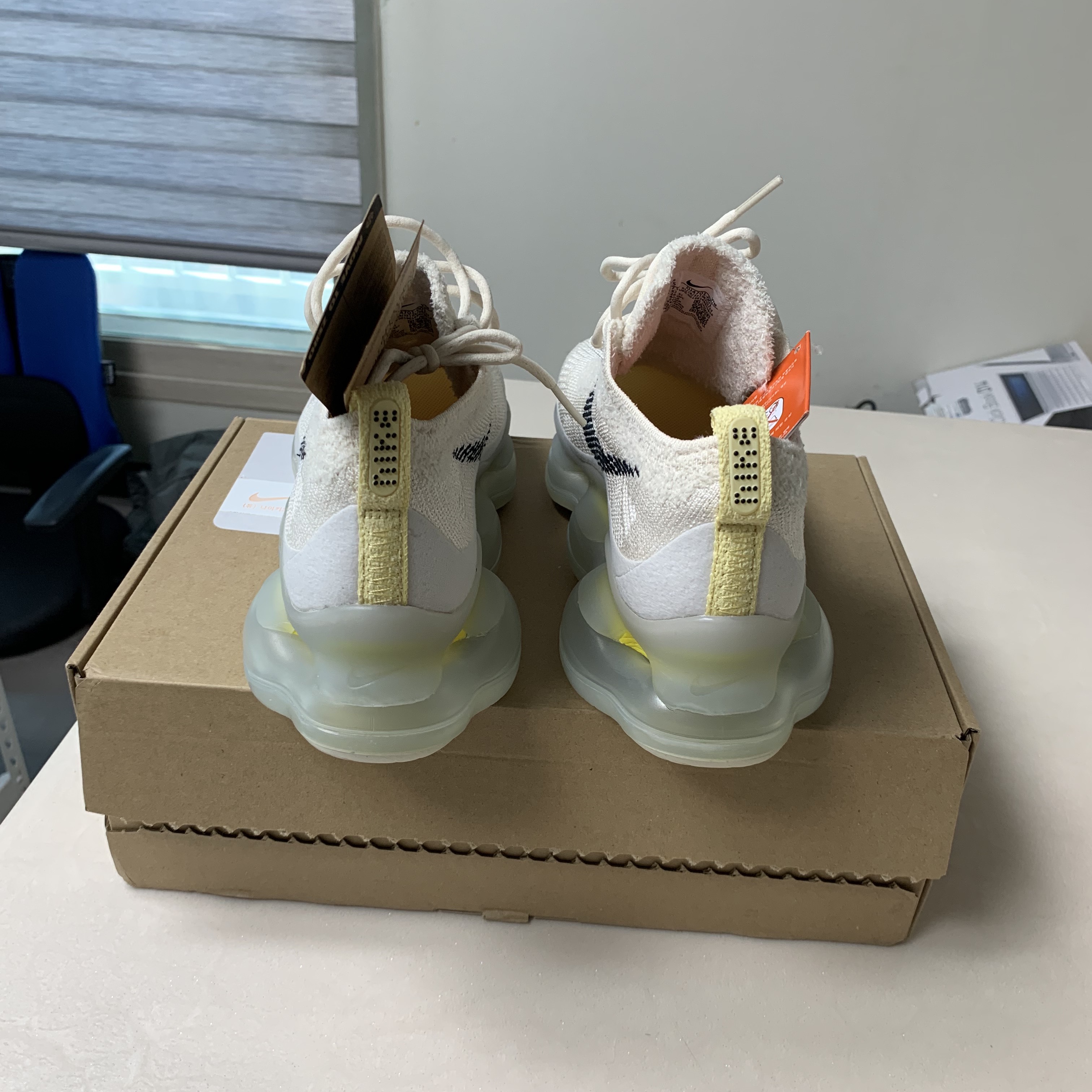 Nike Air Max Scorpion Flyknit Lemon Wash 착용 스타일 - 3