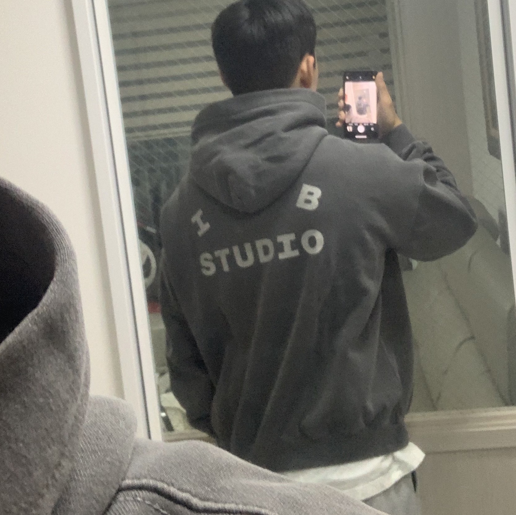 IAB Studio Pigment Hoodie & Sack Black 착용 스타일 - 2