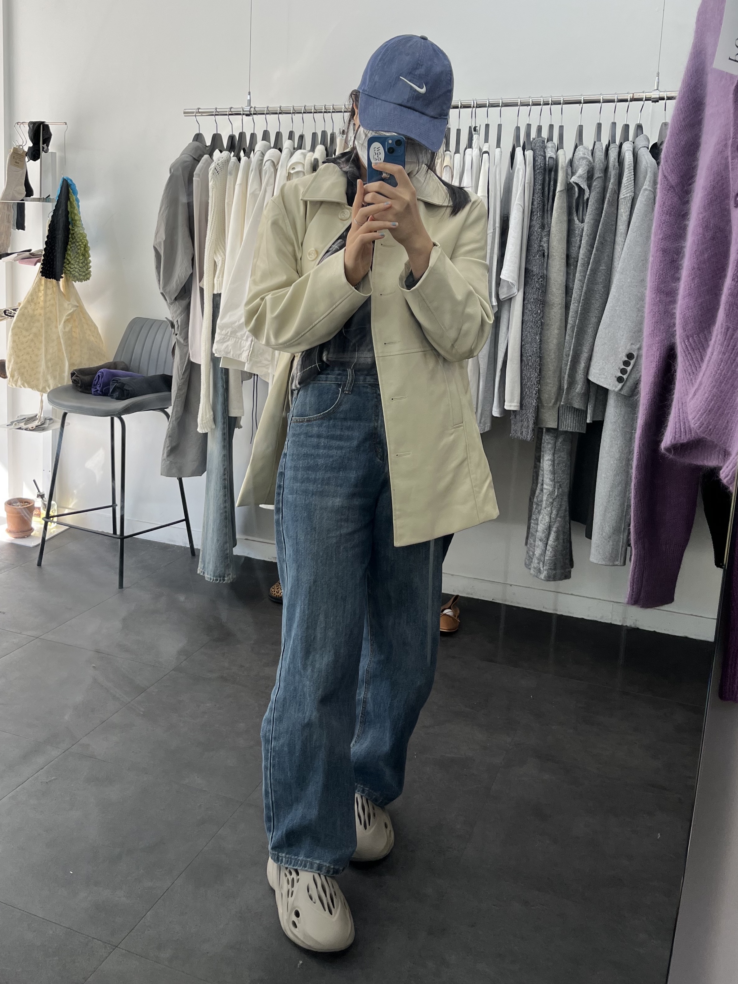 Adidas Yeezy Foam RNNR Stone Sage 착용 스타일 - 4