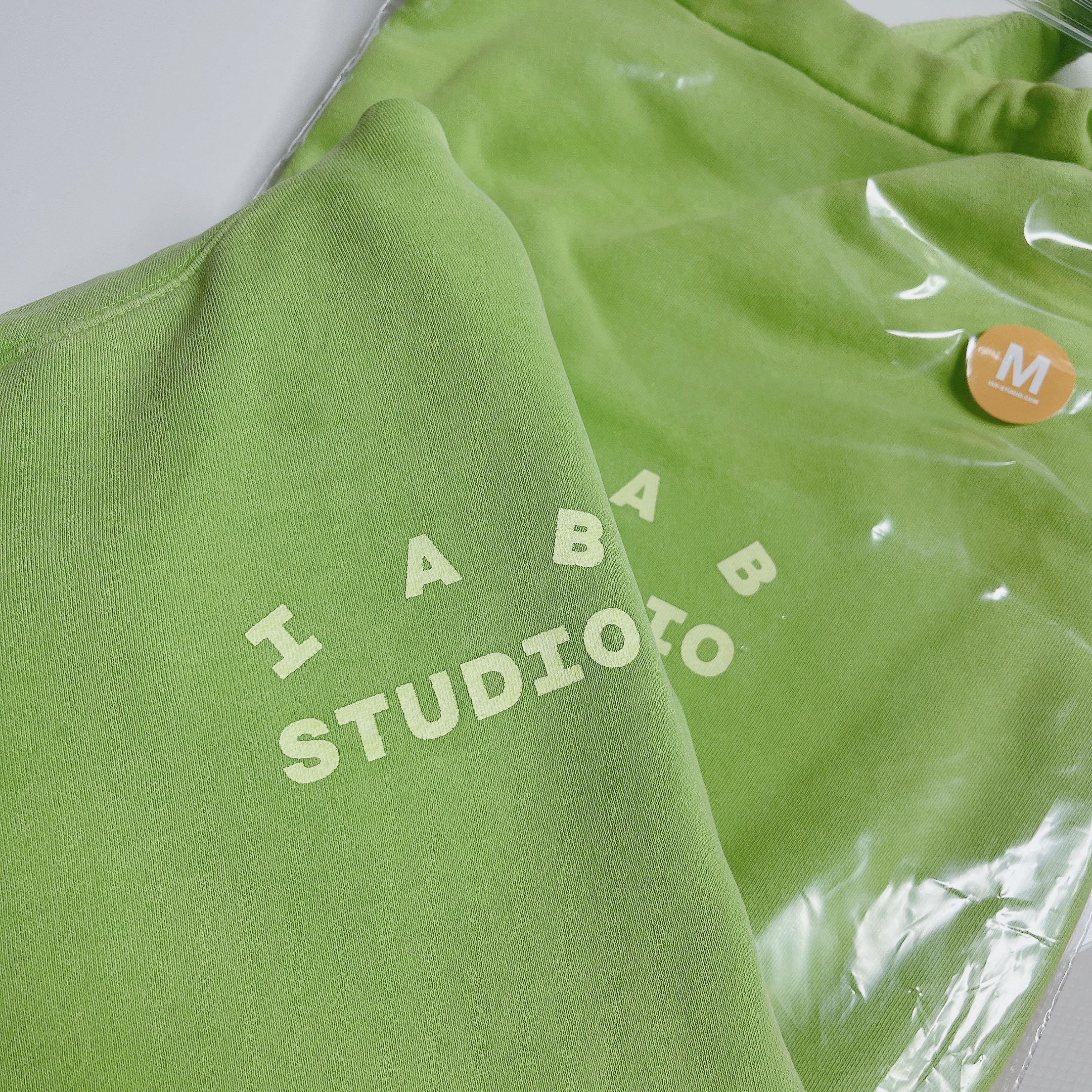 IAB Studio Pigment Hoodie & Sack Apple Green 착용 스타일