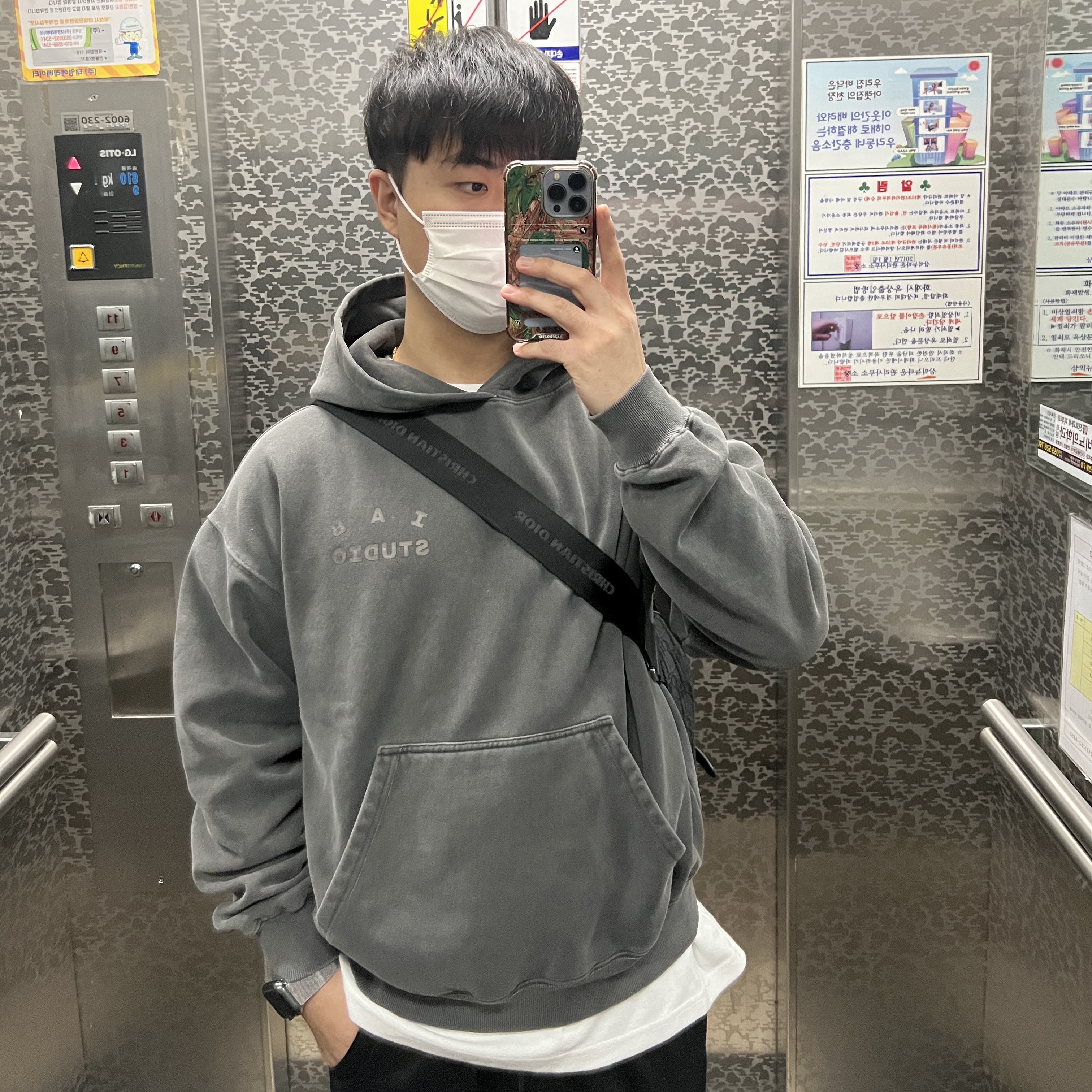 IAB Studio Pigment Hoodie & Sack Black, Dior Saddle Bag Black Dior Oblique Jacquard 착용 스타일