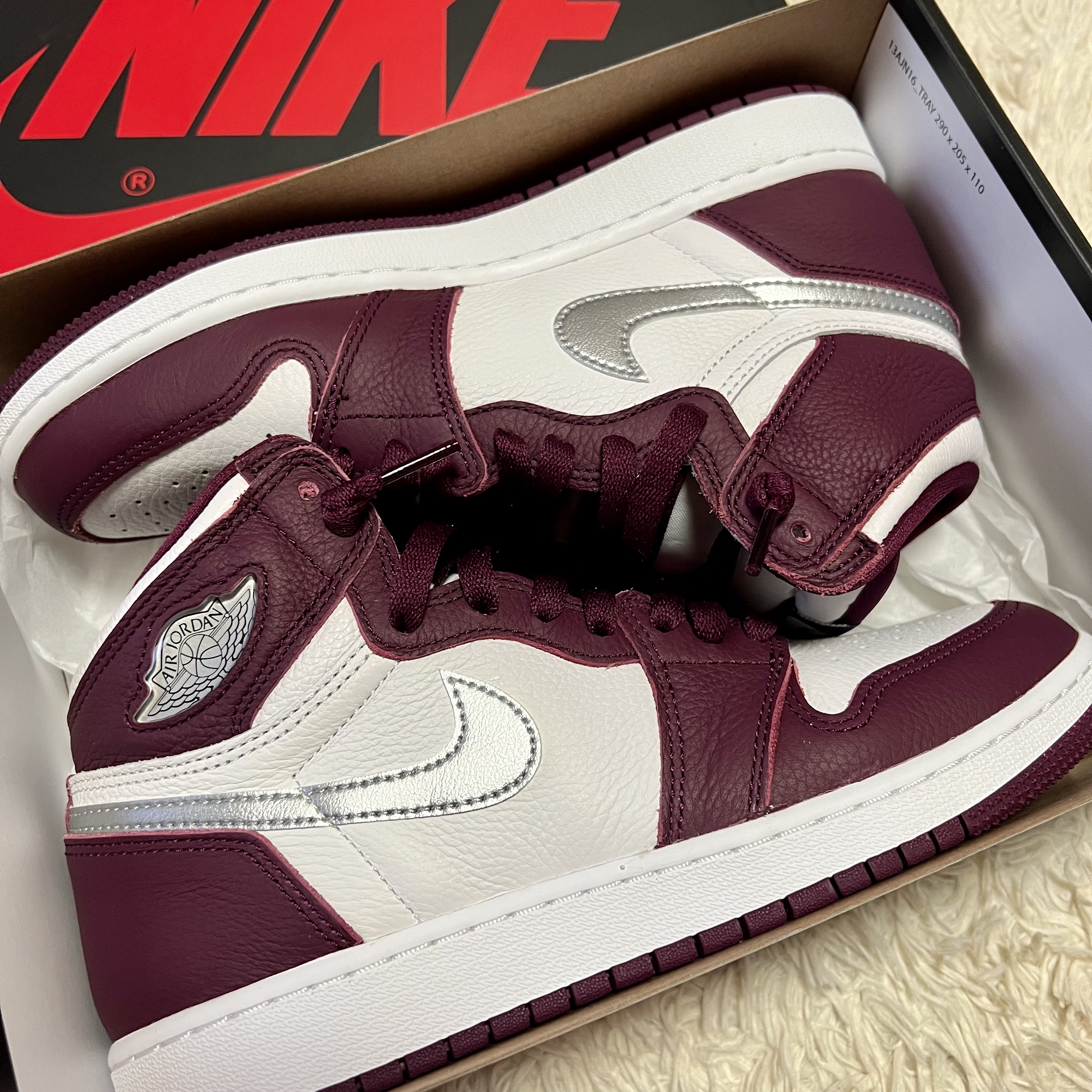 Jordan 1 Retro High OG Bordeaux, (GS) Jordan 1 Retro High OG Bordeaux 착용 스타일 - 2
