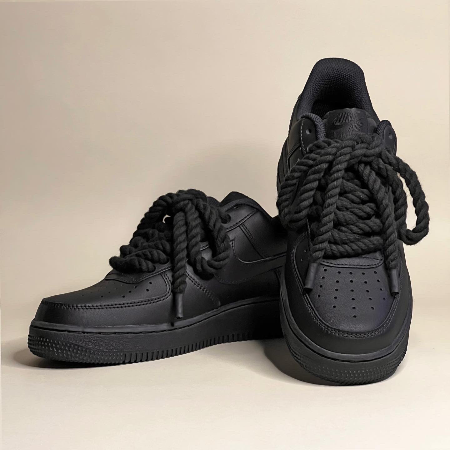 Nike Air Force 1 '07 Low Triple Black, (W) Nike Air Force 1 '07 Low Triple Black 착용 스타일 - 3