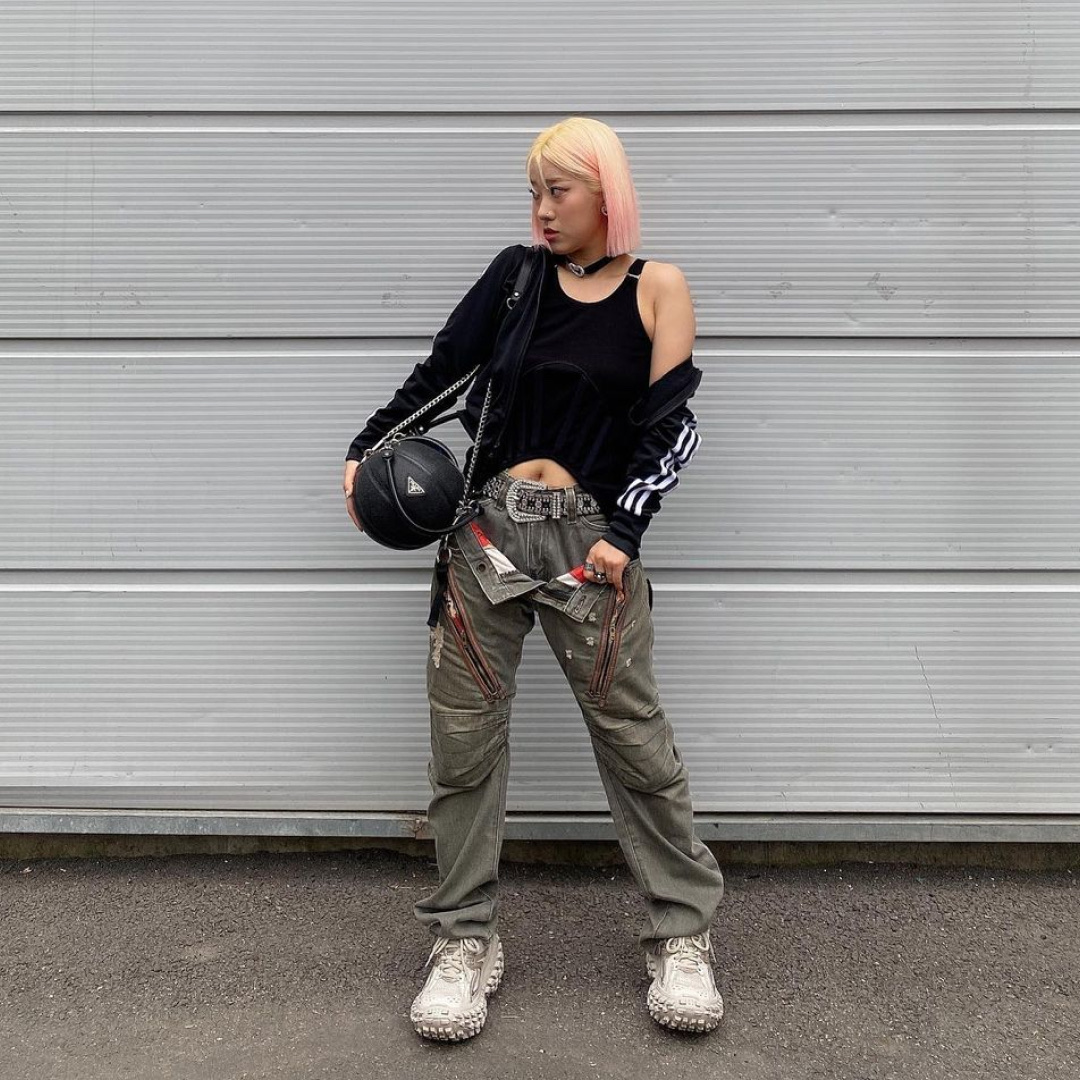 Balenciaga Defender Sneakers Beige 착용 스타일 - 2