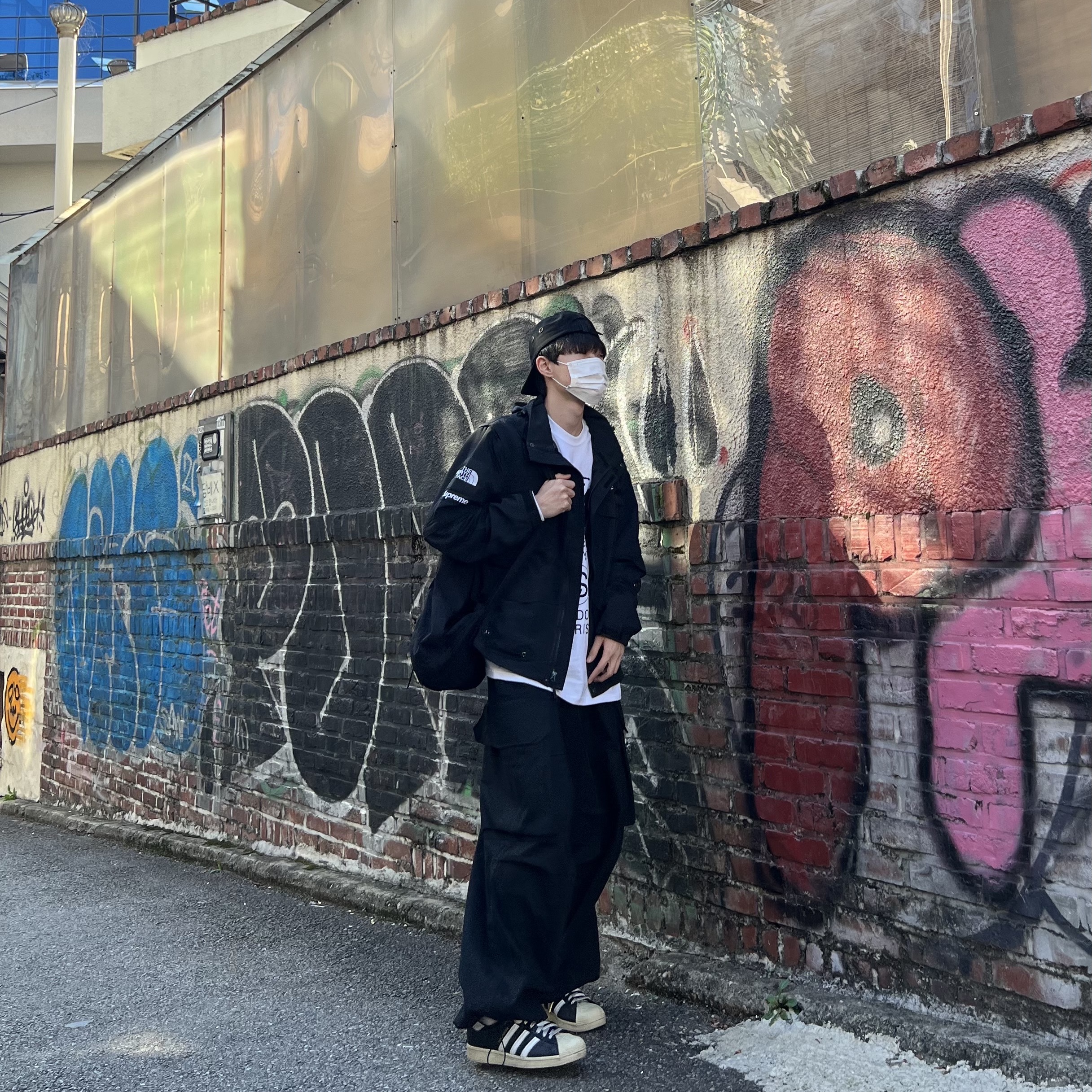 Supreme x The North Face Trekking Convertible Jacket Black - 22SS, Supreme Military Camp Cap Black - 22FW 착용 스타일 - 2