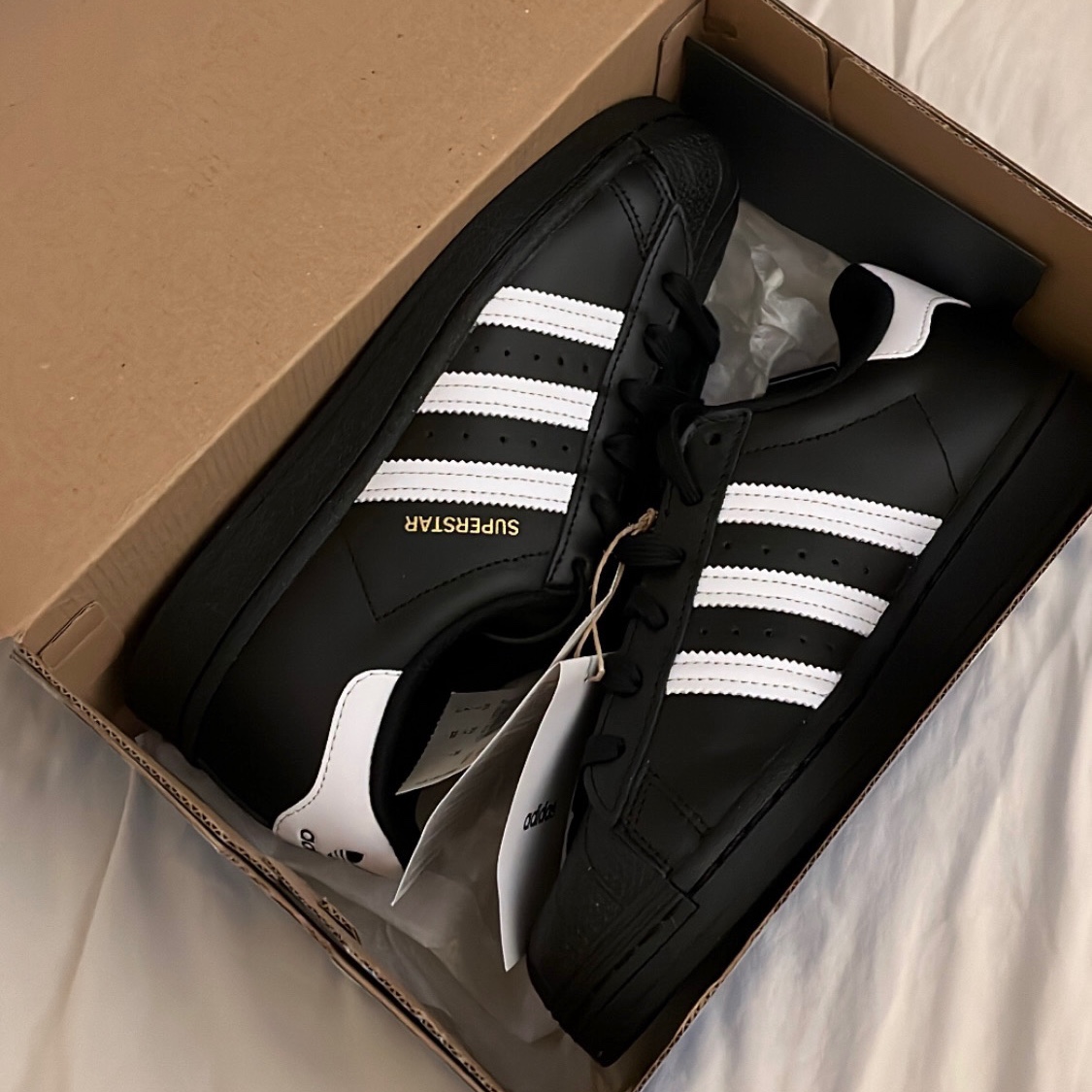 Adidas Superstar Core Black White 착용 스타일