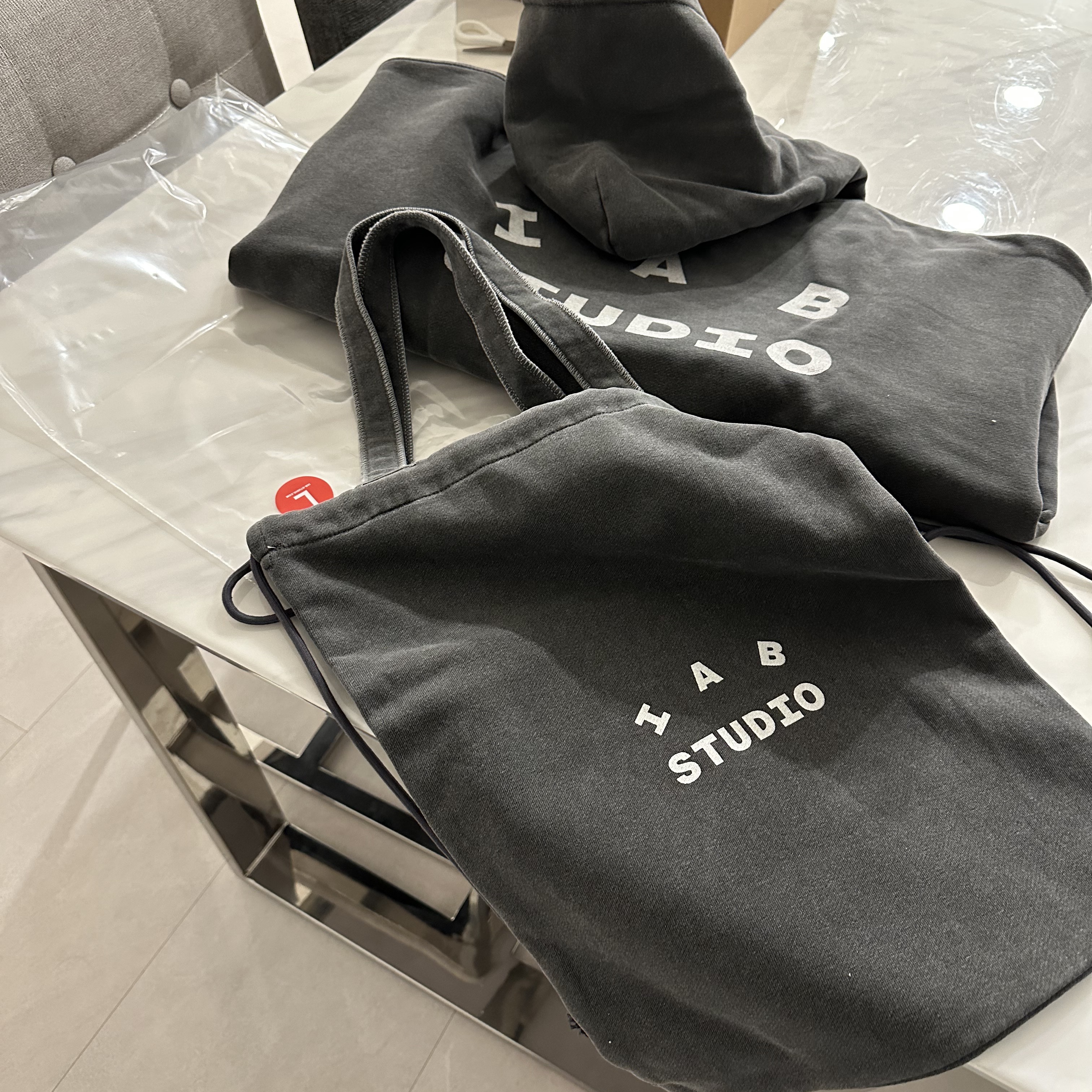 IAB Studio Pigment Hoodie & Sack Black 착용 스타일