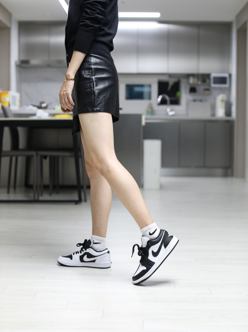 (W) Jordan 1 Low SE Black White 착용 스타일 - 1
