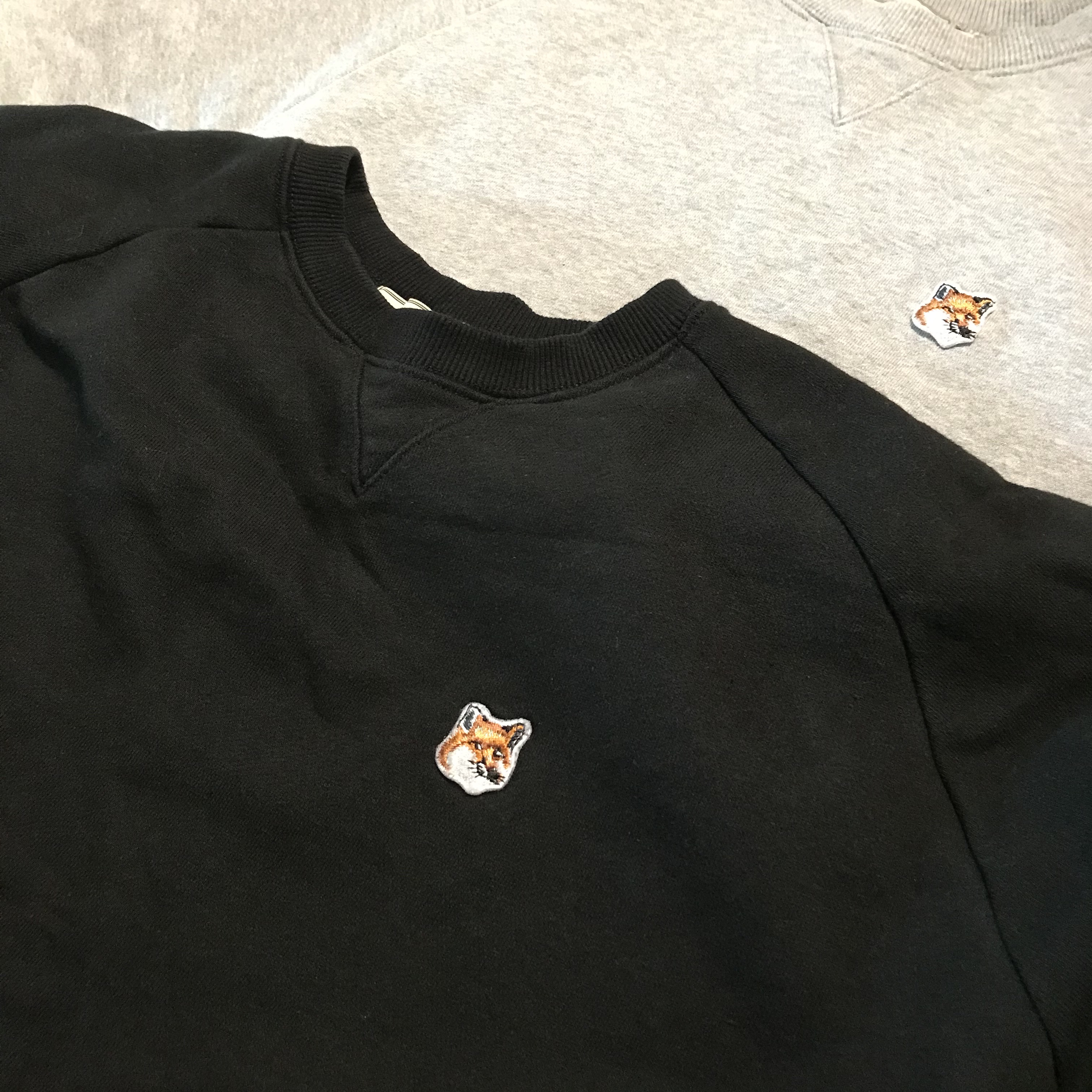 Maison Kitsune Fox Head Patch Classic Sweatshirt Black, Maison Kitsune Fox Head Patch Classic Sweatshirt Grey Melange 착용 스타일