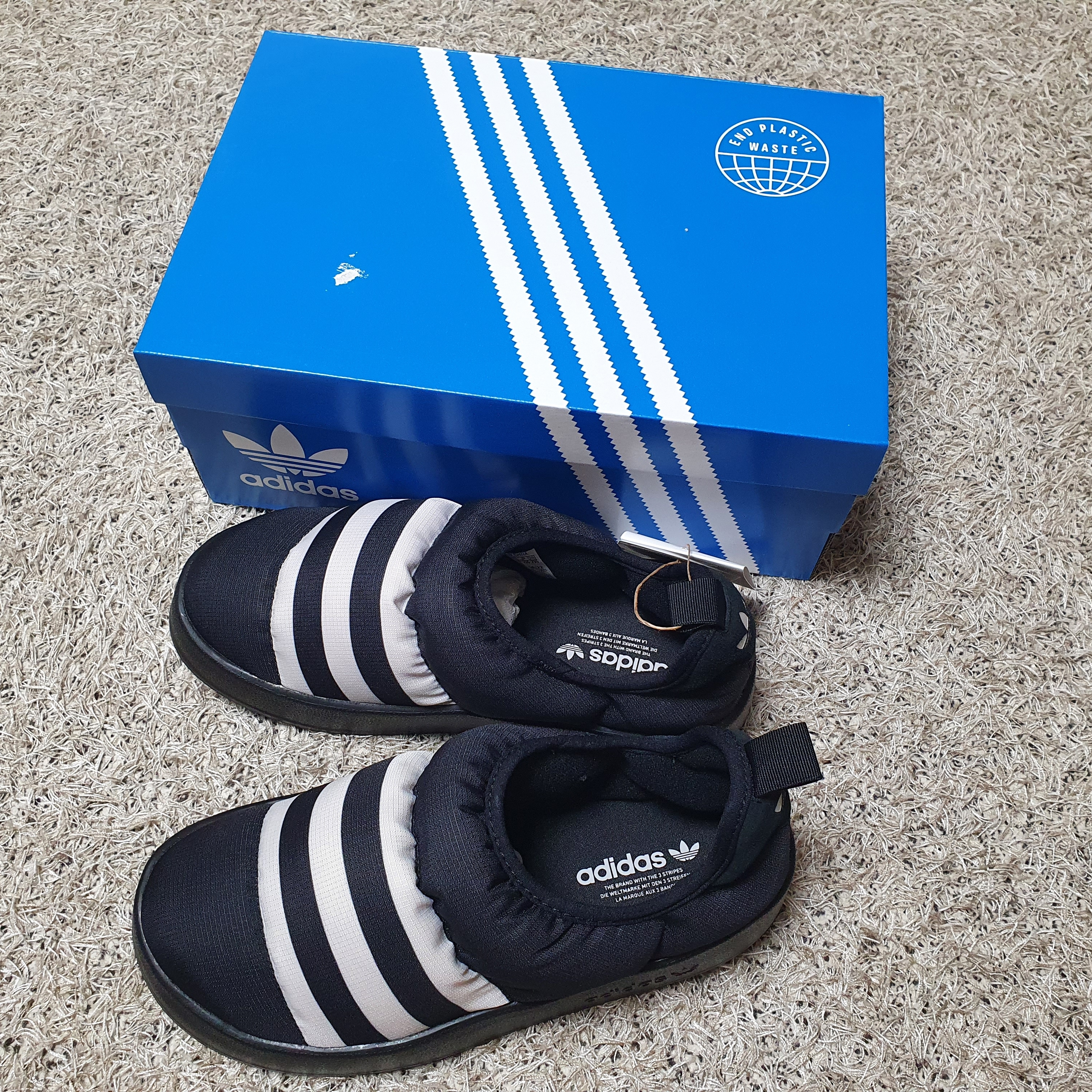 Adidas Puffylette Core Black 착용 스타일