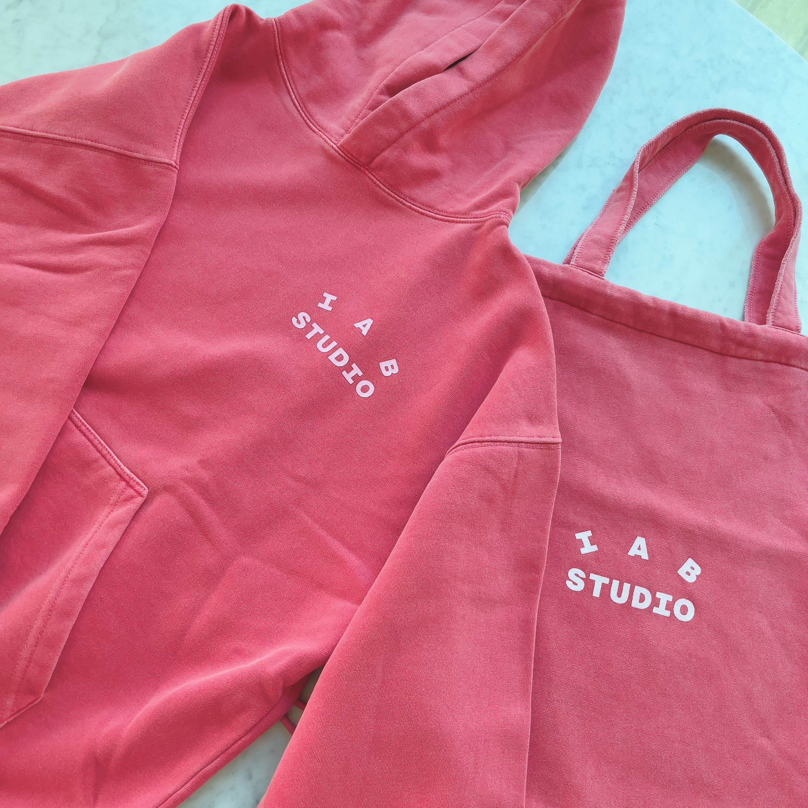 IAB Studio Pigment Hoodie & Sack Coral 착용 스타일