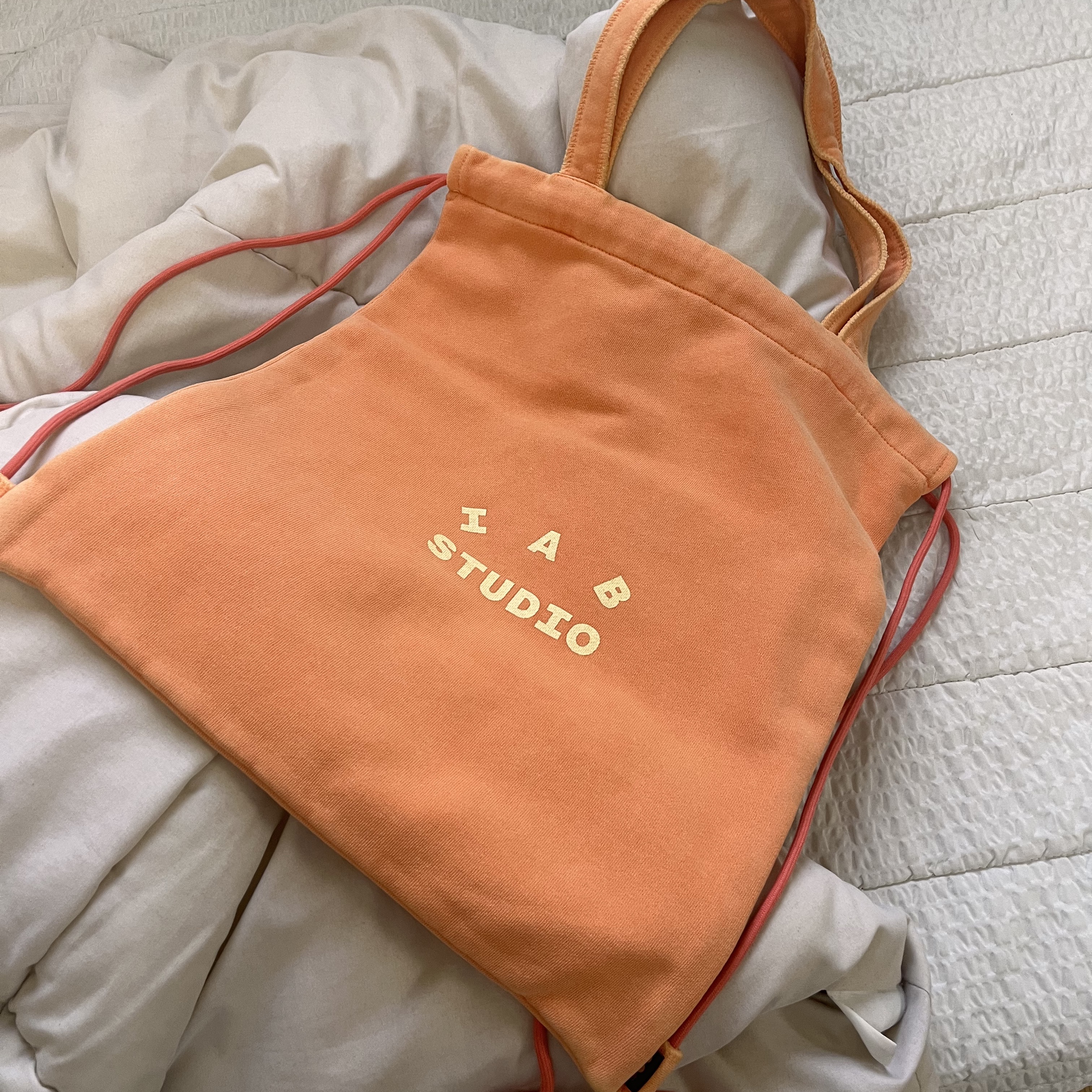 IAB Studio Pigment Hoodie & Sack Salmon 착용 스타일 - 2