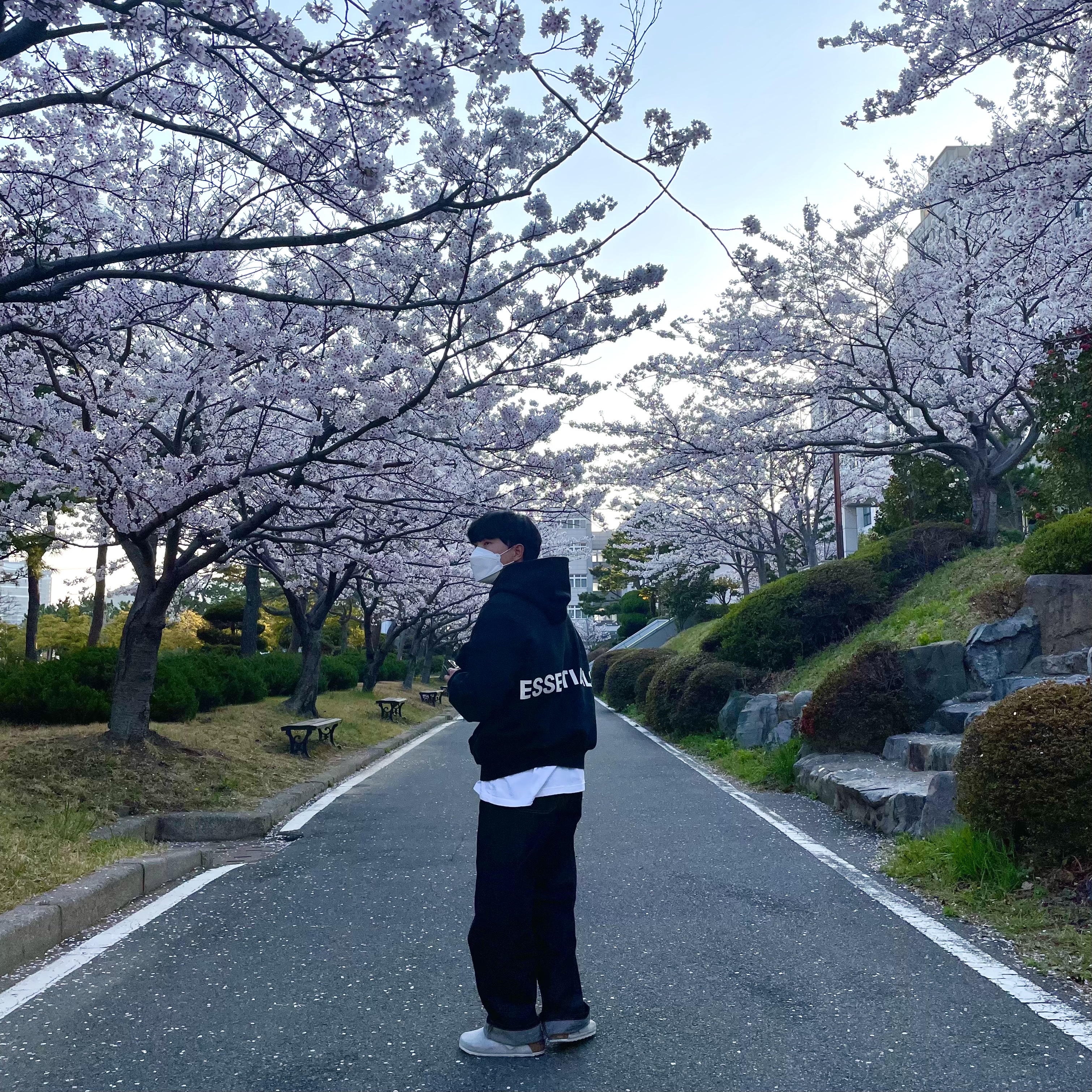 Essentials Pull-Over Hoodie Black - 21SS, Birkenstock x Stussy Boston Clog Bone 착용 스타일 - 3