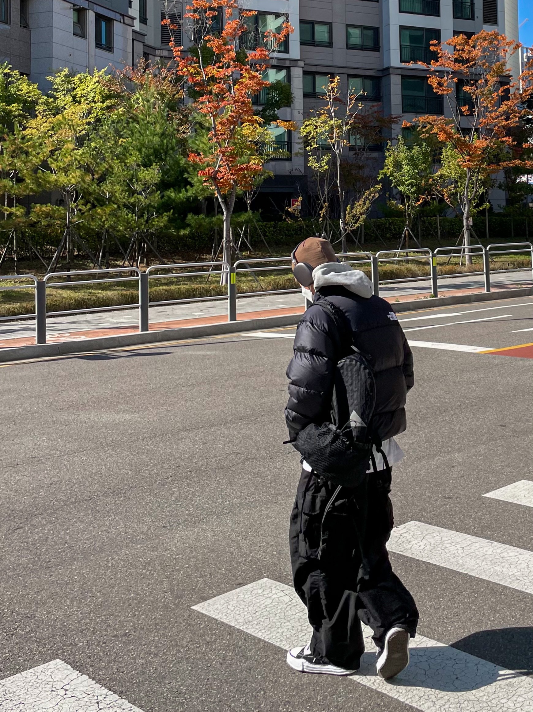 The North Face 1996 Eco Nuptse Jacket Black, Maison Mihara Yasuhiro Peterson OG Sole Canvas Low Sneakers Black 착용 스타일 - 3