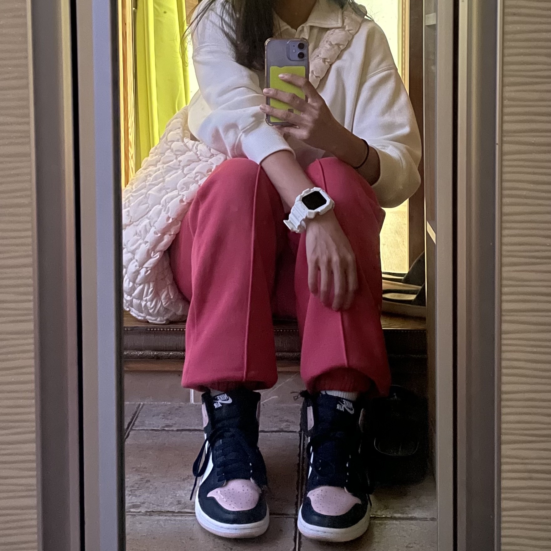 (W) Jordan 1 Retro High OG Atmosphere, COS Quilted Oversized Shoulder Bag Off White Light Beige 착용 스타일