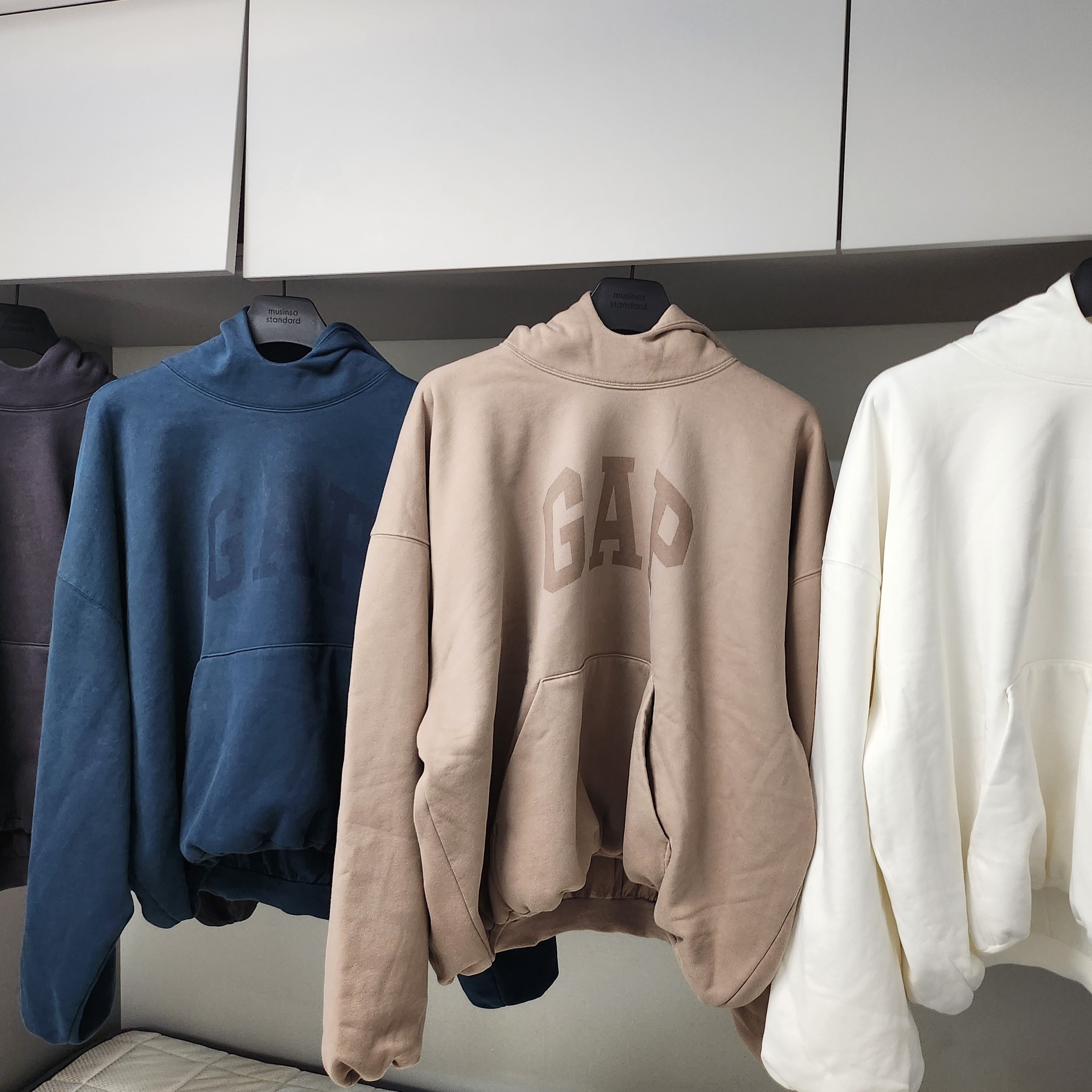 Yeezy Gap Engineered By Balenciaga Dove Hoodie Dark Grey, Yeezy Gap Engineered By Balenciaga Dove Hoodie Dark Blue 착용 스타일 - 3