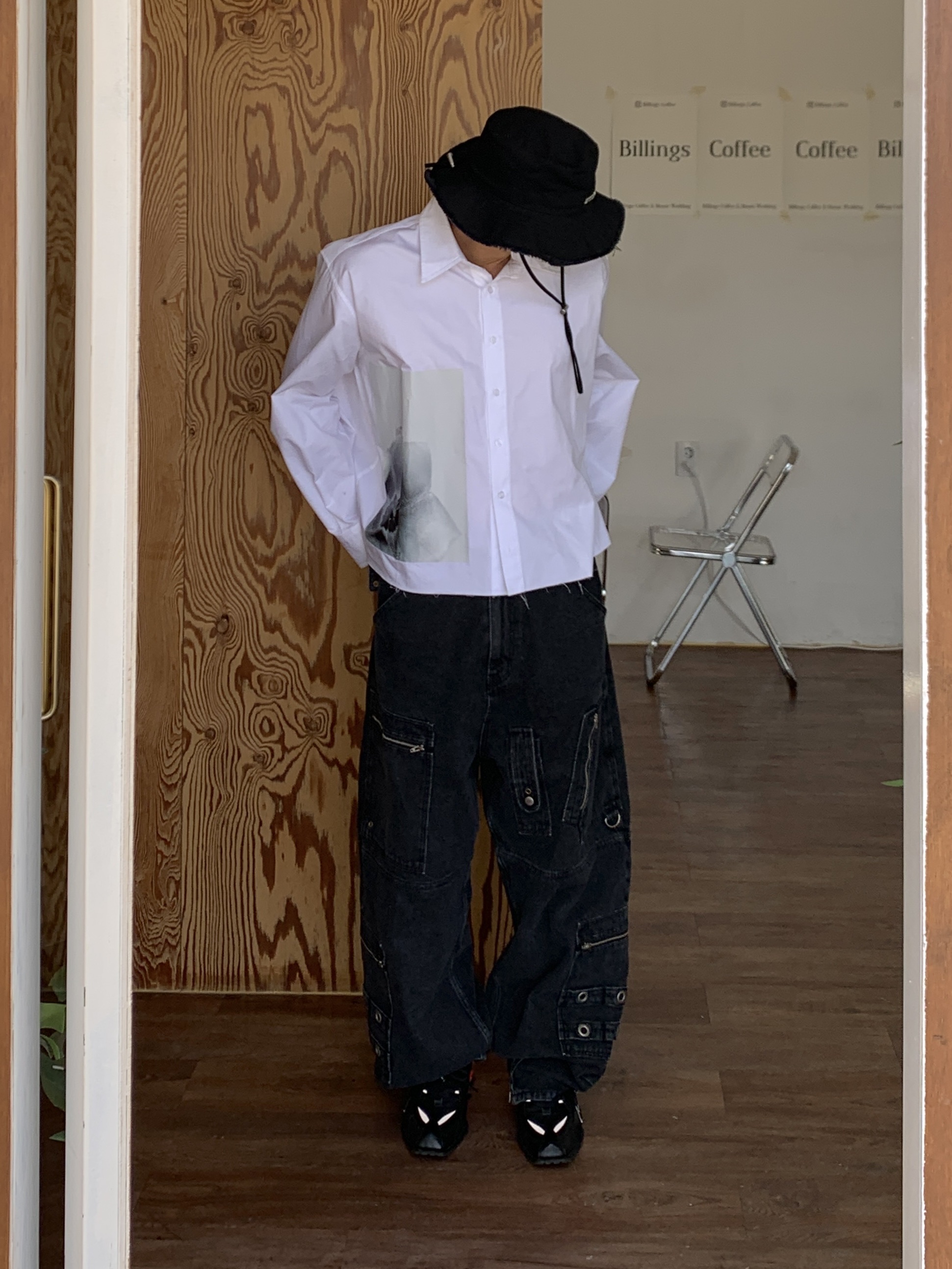 Jacquemus Le Bob Artichaut Bucket Hat Black, Nike x Martine Rose Shox MR4 Black 착용 스타일 - 5