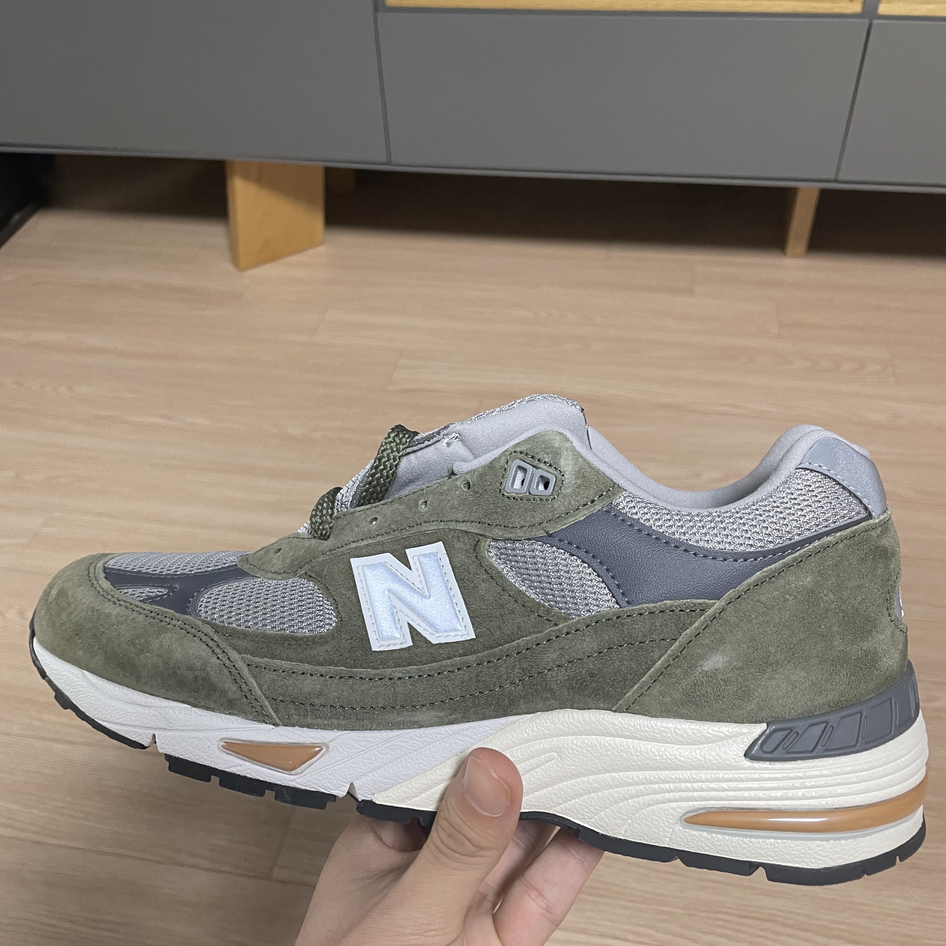 New Balance 991 Made in UK Green Grey 착용 스타일 - 1