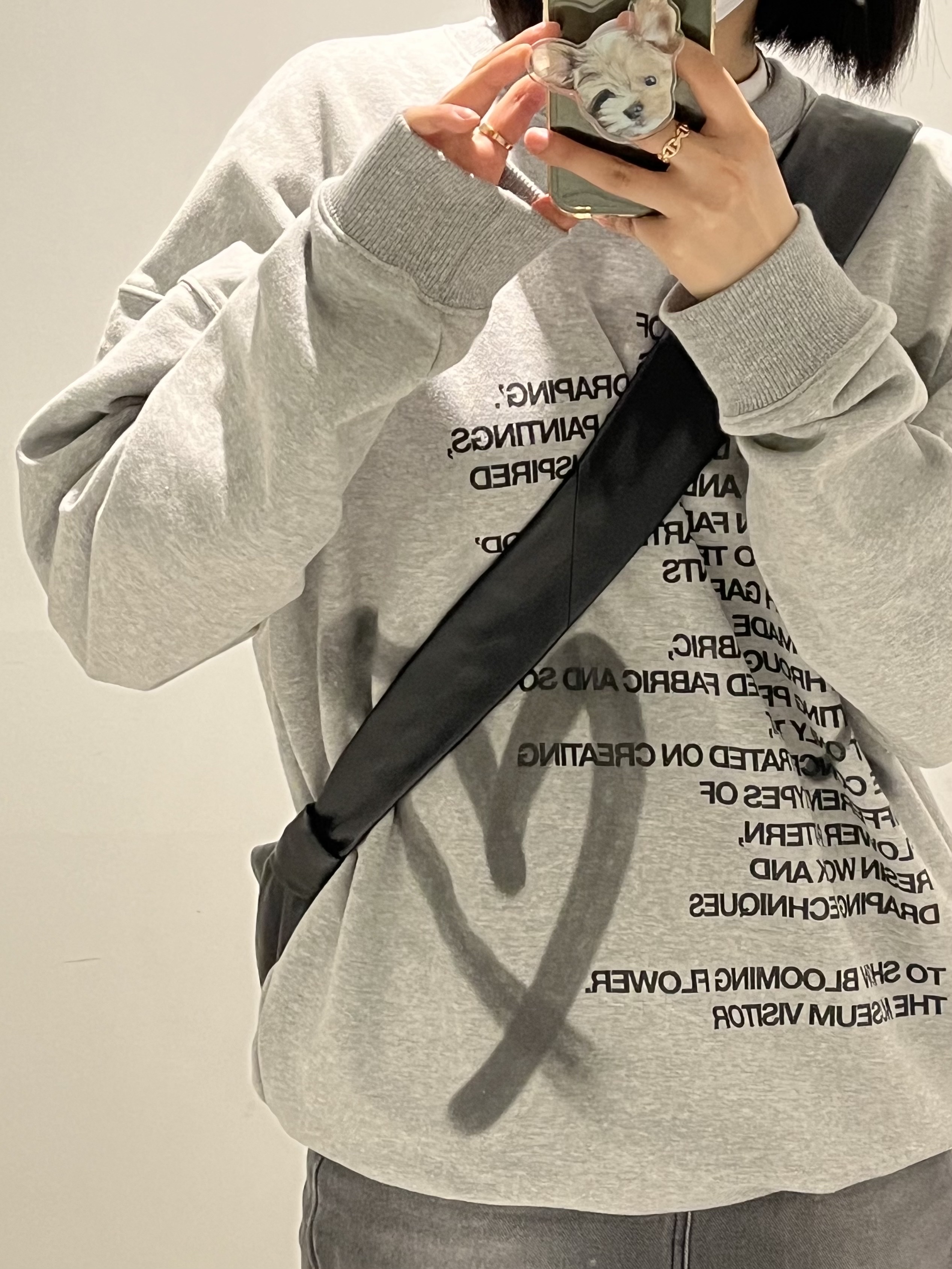Lemaire Medium Croissant Bag Soft Nappa Leather Black, The Museum Visitor Heart Sprayed Sweatshirt Grey - 22PF 착용 스타일 - 2