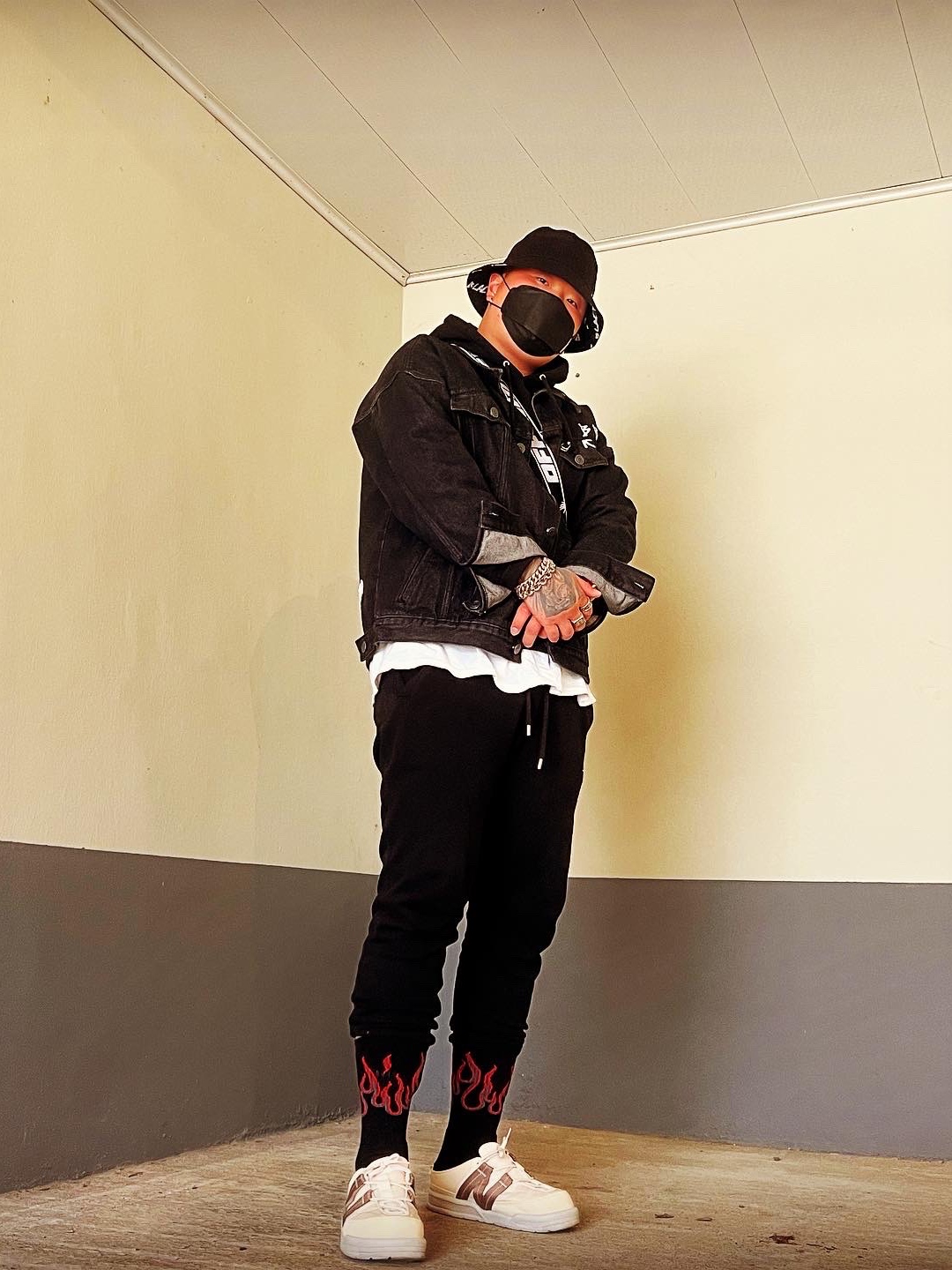 Off-White x Amore Pacific Protection Box (Without Cosmetics), New Balance CRV Mule V2 Ivory 착용 스타일 - 1