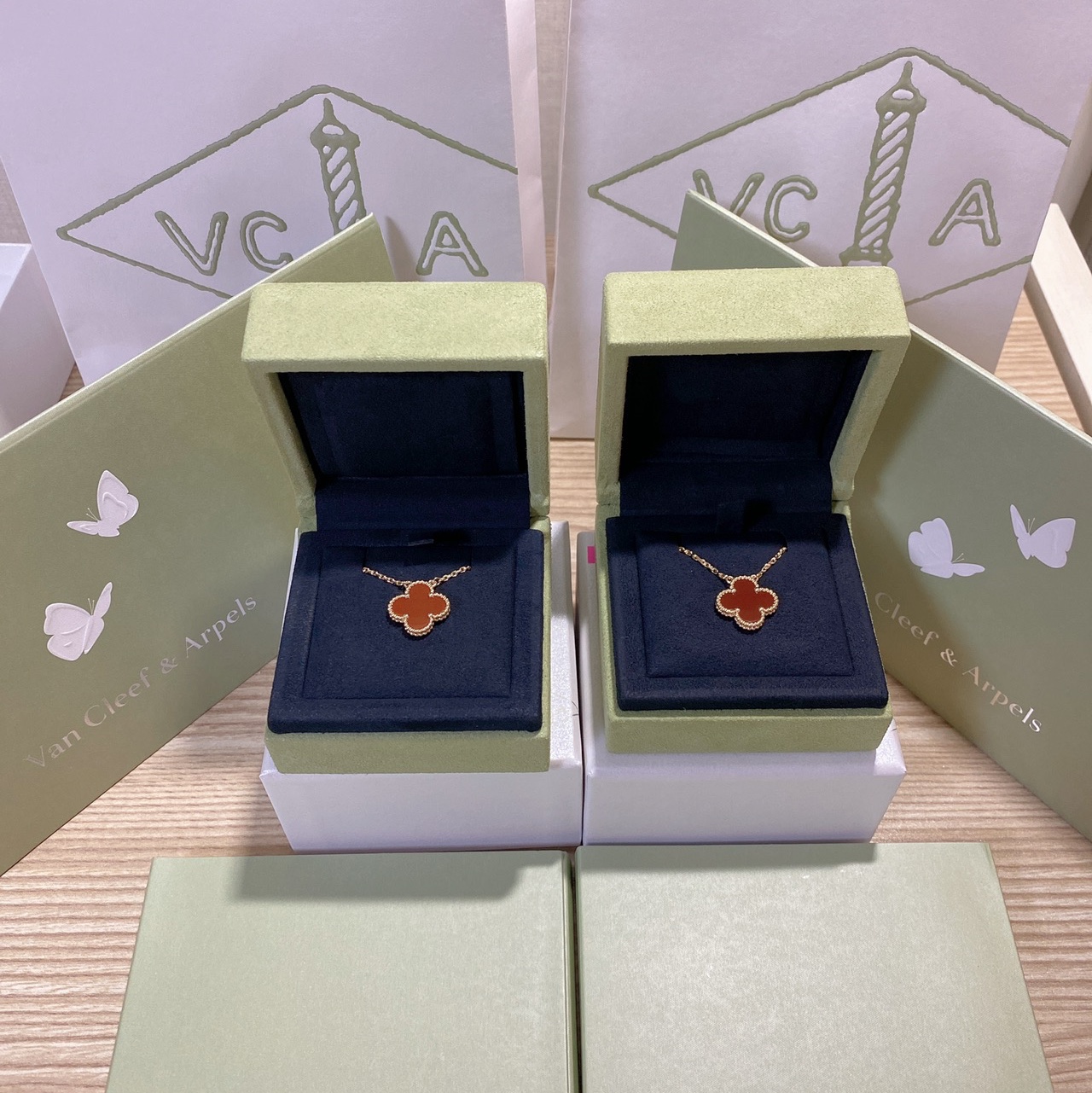 (W) Van Cleef & Arpels Vintage Alhambra Pendant Yellow Gold Carnelian 착용 스타일 - 3